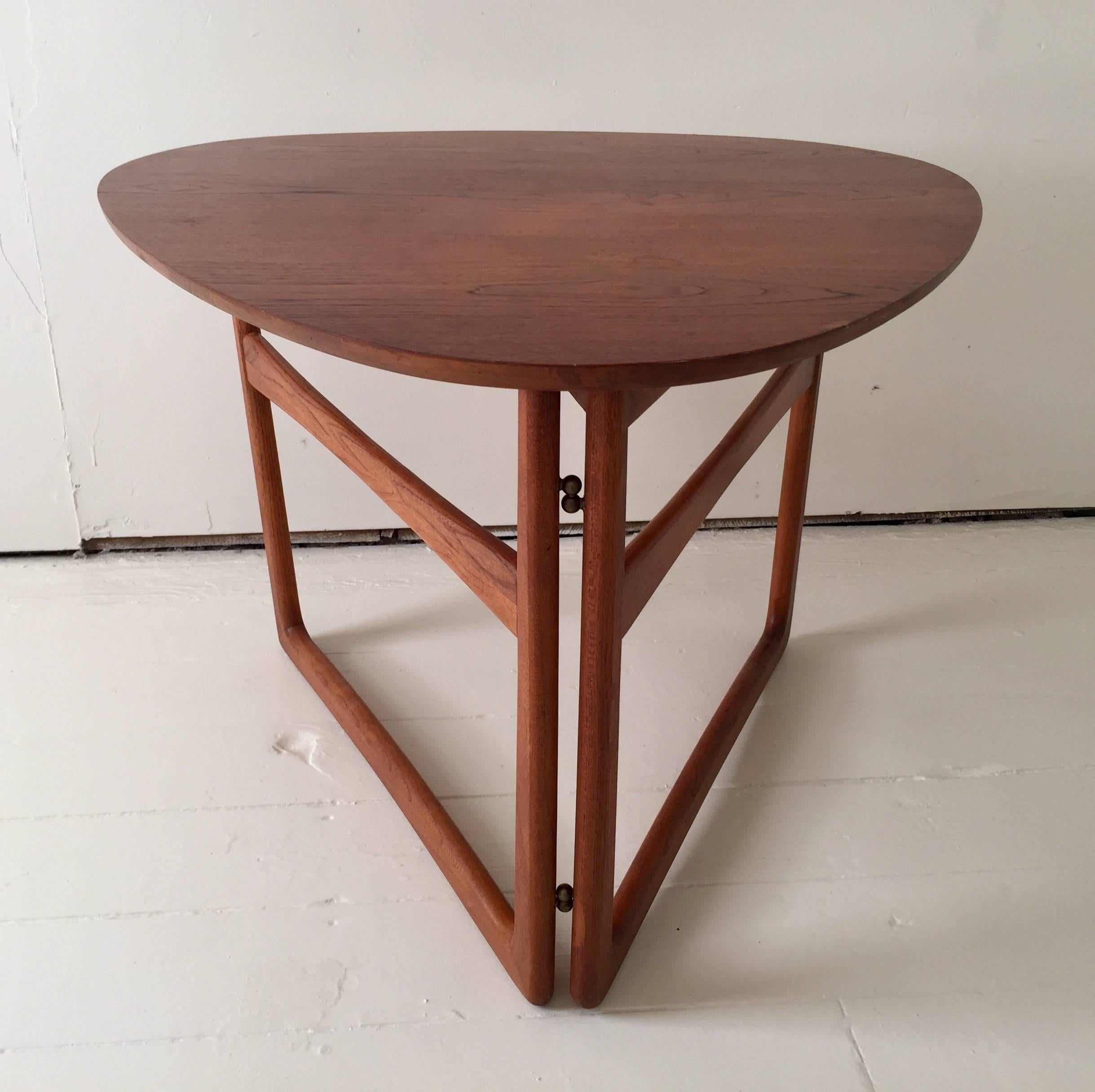 Mid-Century Modern Table d'appoint pliante style Midcentury de Peter Hvidt en vente