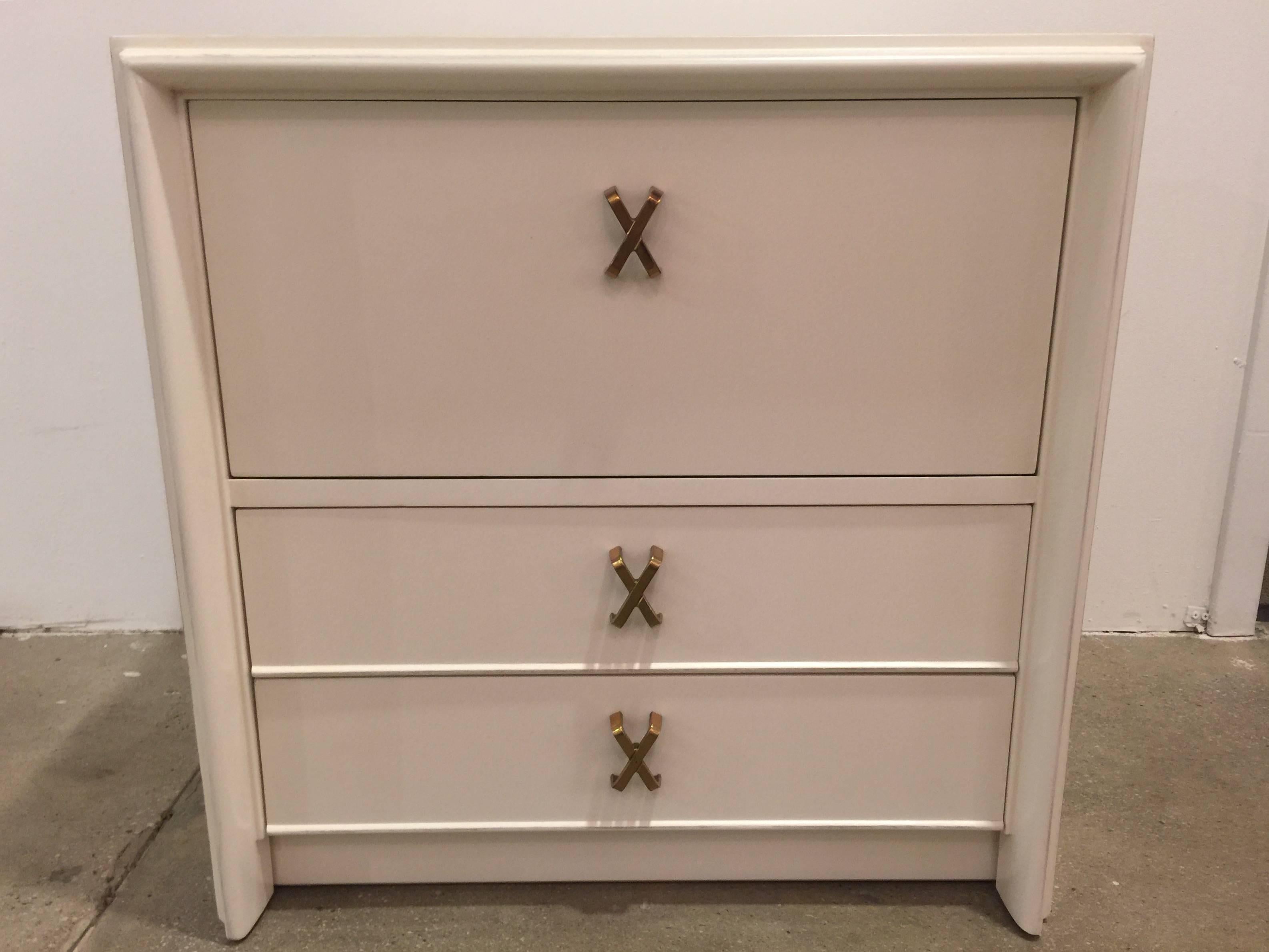 Pair of White Lacquer Nightstands by Paul Frankl In Good Condition In New York, NY