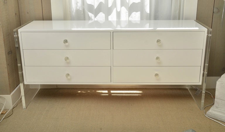 Beautiful Mid-Century White Lacquer Six-Drawer Commode with Lucite Drawer Pulls