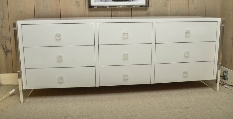 Attractive Mid-Century white nine-drawer commode with 1 inch Lucite sides and Lucite drawer pulls.