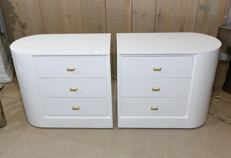 Unusual Pair of White Lacquer Mid-Century Three-Drawer Nightstands 3
