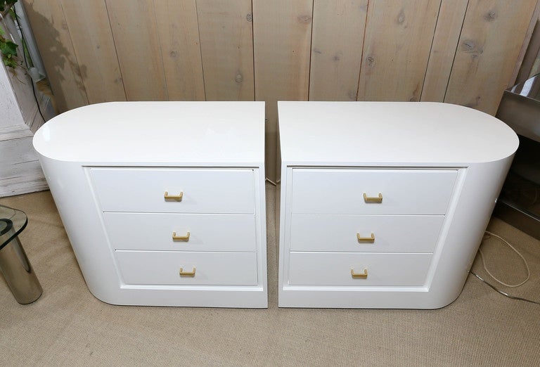 Unusual Pair of White Lacquer Mid-Century Three-Drawer Nightstands 5