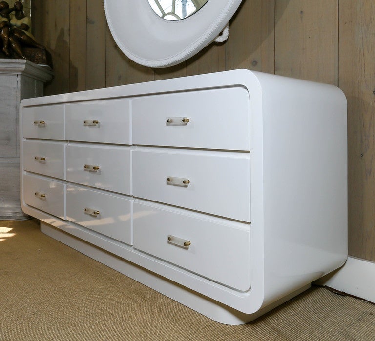 Beautiful Mid-Century White Lacquer Nine-Drawer Commode 1