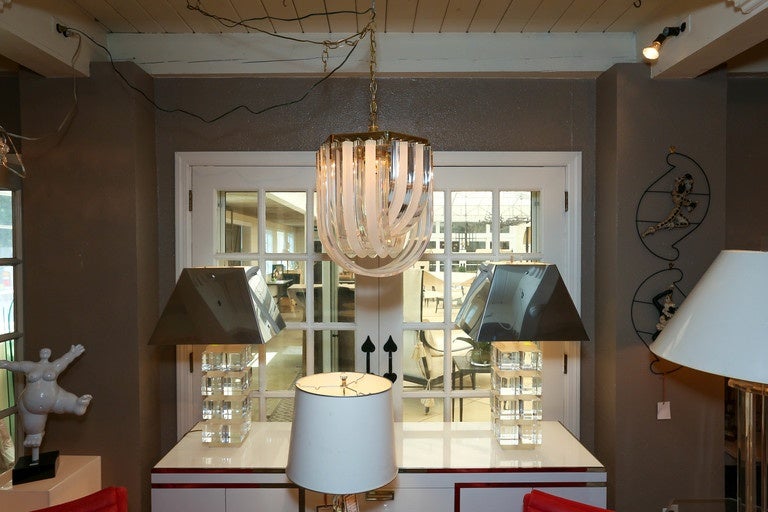 Beautiful Mid-Century Lucite loop chandelier with alternating clear and frosted Lucite loops.