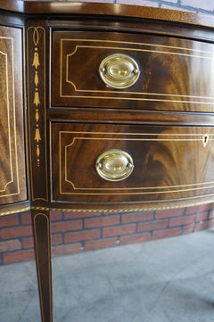 Buffet Stickley de style fédéral en acajou marqueté