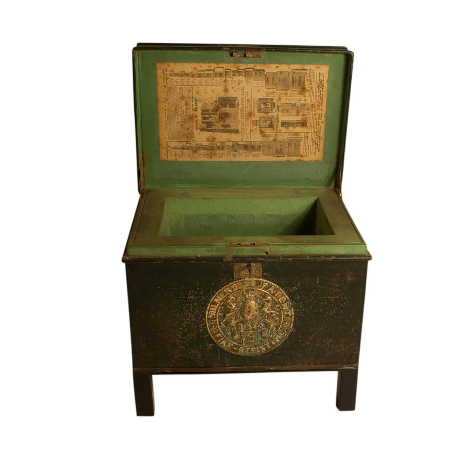 English Victorian Metal Fire Safe in Bottle Green circa 1860 with Key In Good Condition In San Francisco, CA