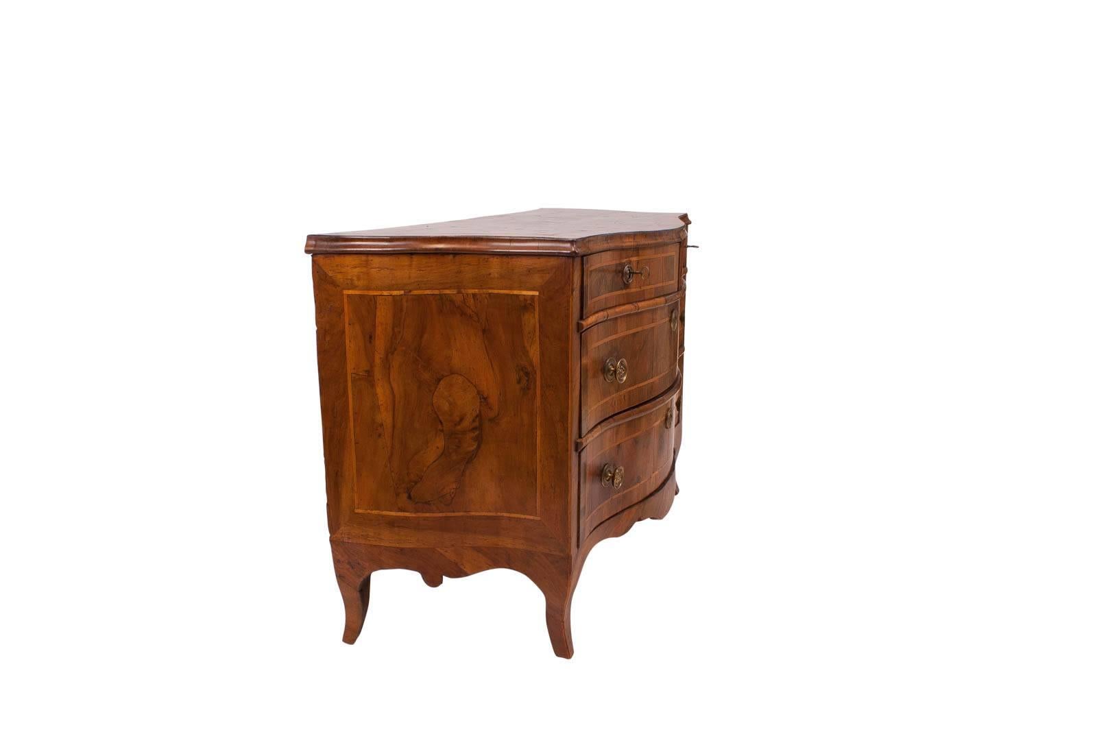 Exceptional olivewood Venetian commode or chest made in Italy, circa 1770. Serpentine shaped front with nicely curved sides. The drawer liners and back appear to be original. Standing on curved and tapered feet with sophisticated shaped apron. Some