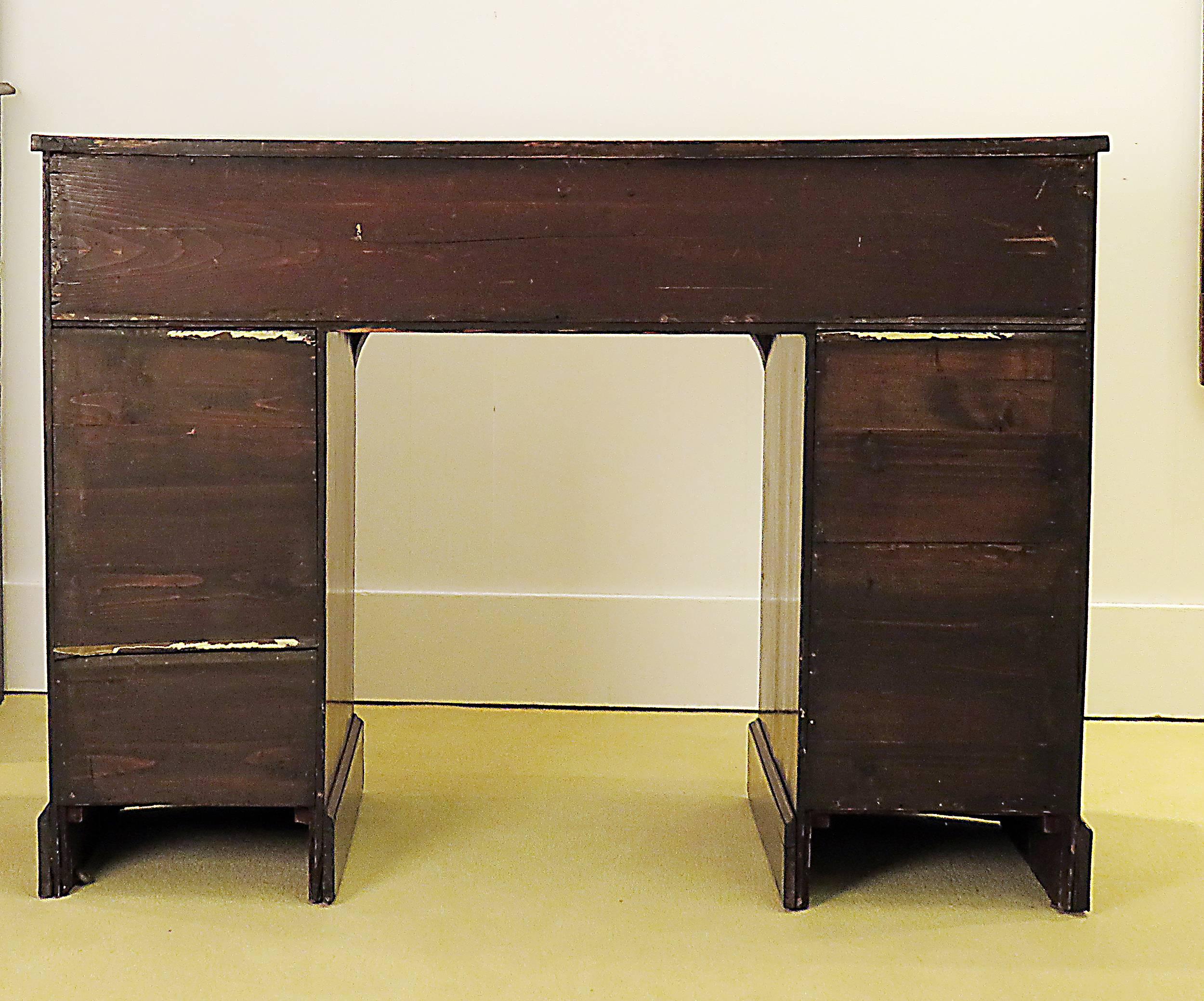 Georgian Small Bow Front Sideboard or Brandy Board, England, circa 1790 In Good Condition In San Francisco, CA