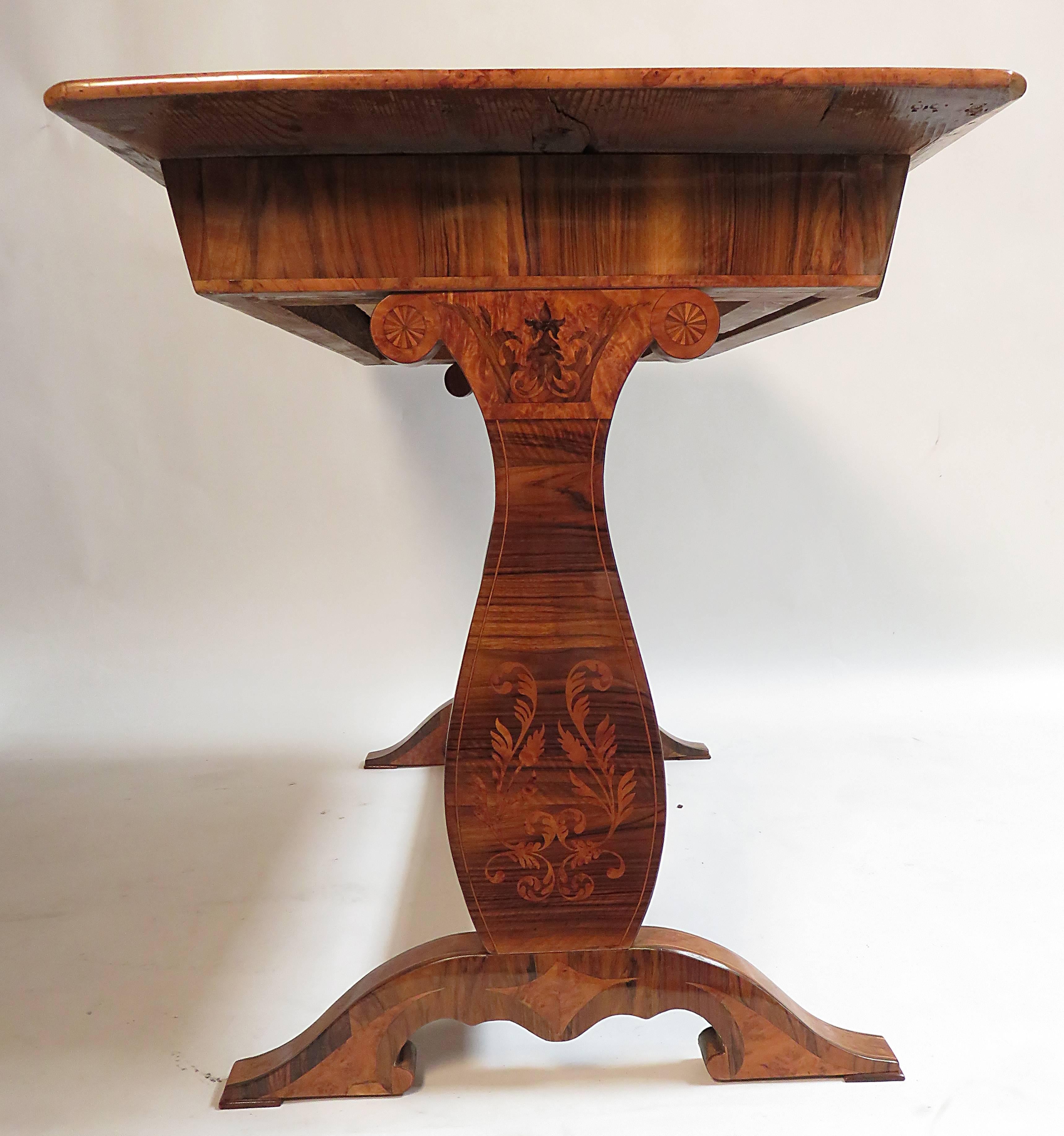 Austrian Biedermeier Walnut Inlaid Writing Table circa 1830 with Large Drawer, Austria