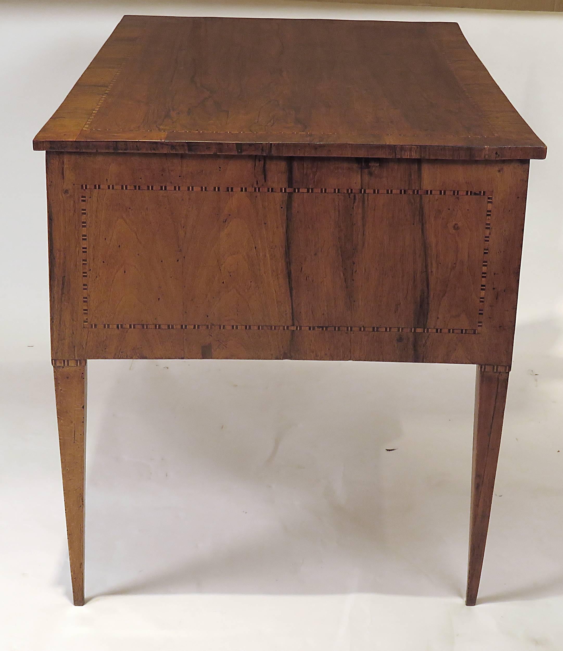 Italian Neoclassical Walnut Writing Table or Desk, circa 1810 In Good Condition In San Francisco, CA