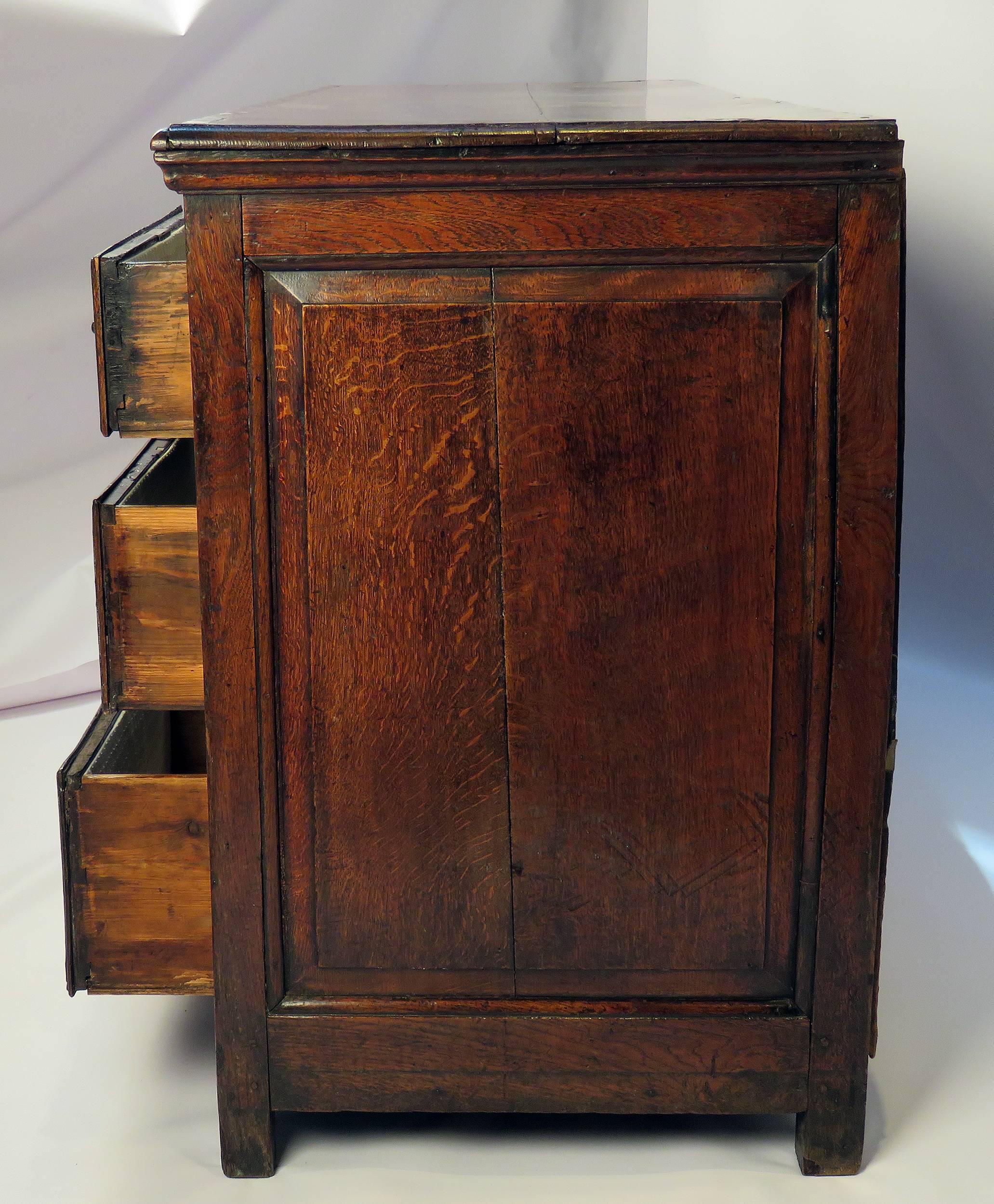 English Oak and Mahogany Dresser Base, circa 1800 In Good Condition In San Francisco, CA
