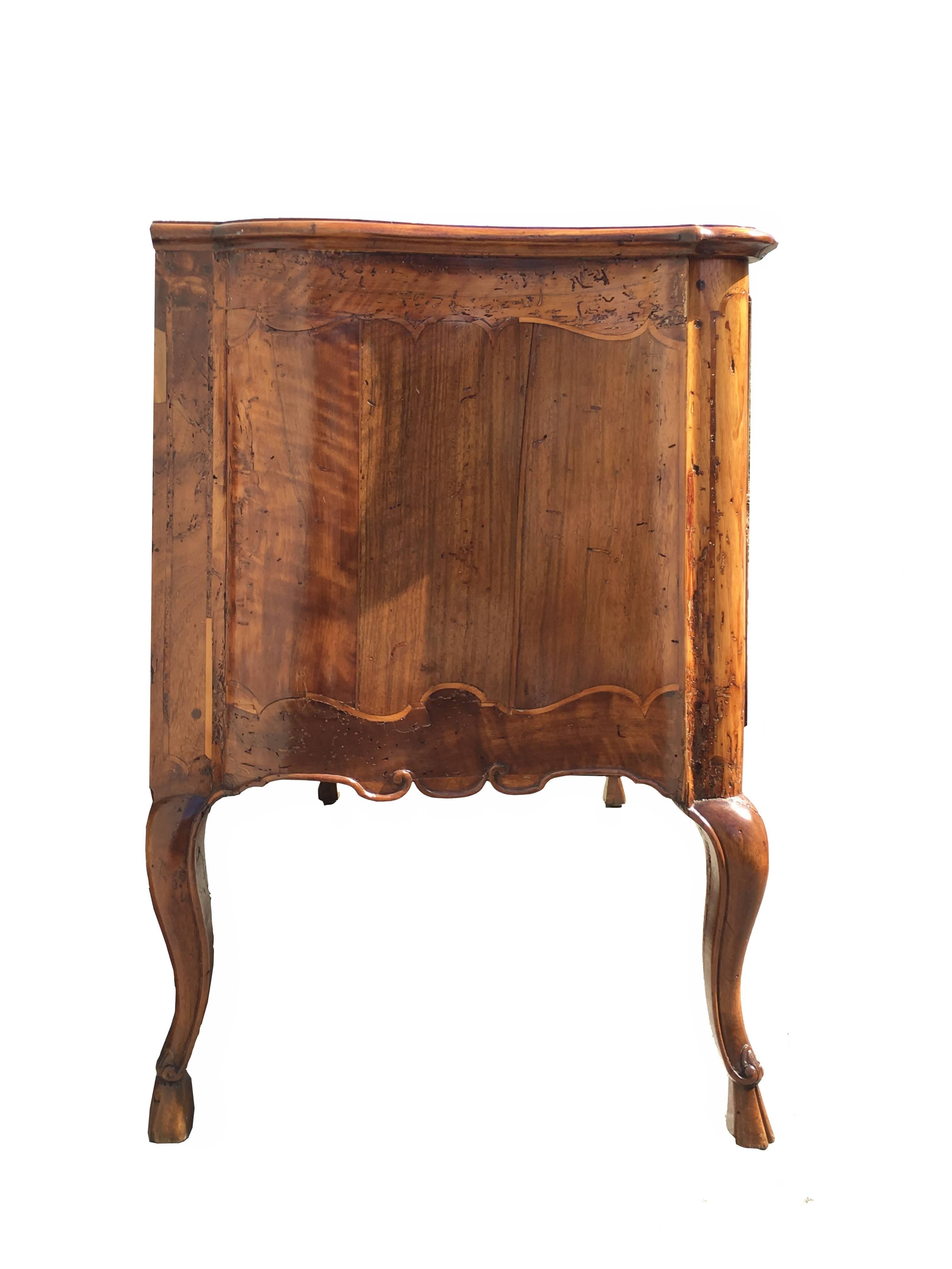 Early 18th Century Italian Rococo Walnut Two-Drawer Commode with Cabriole Legs 2