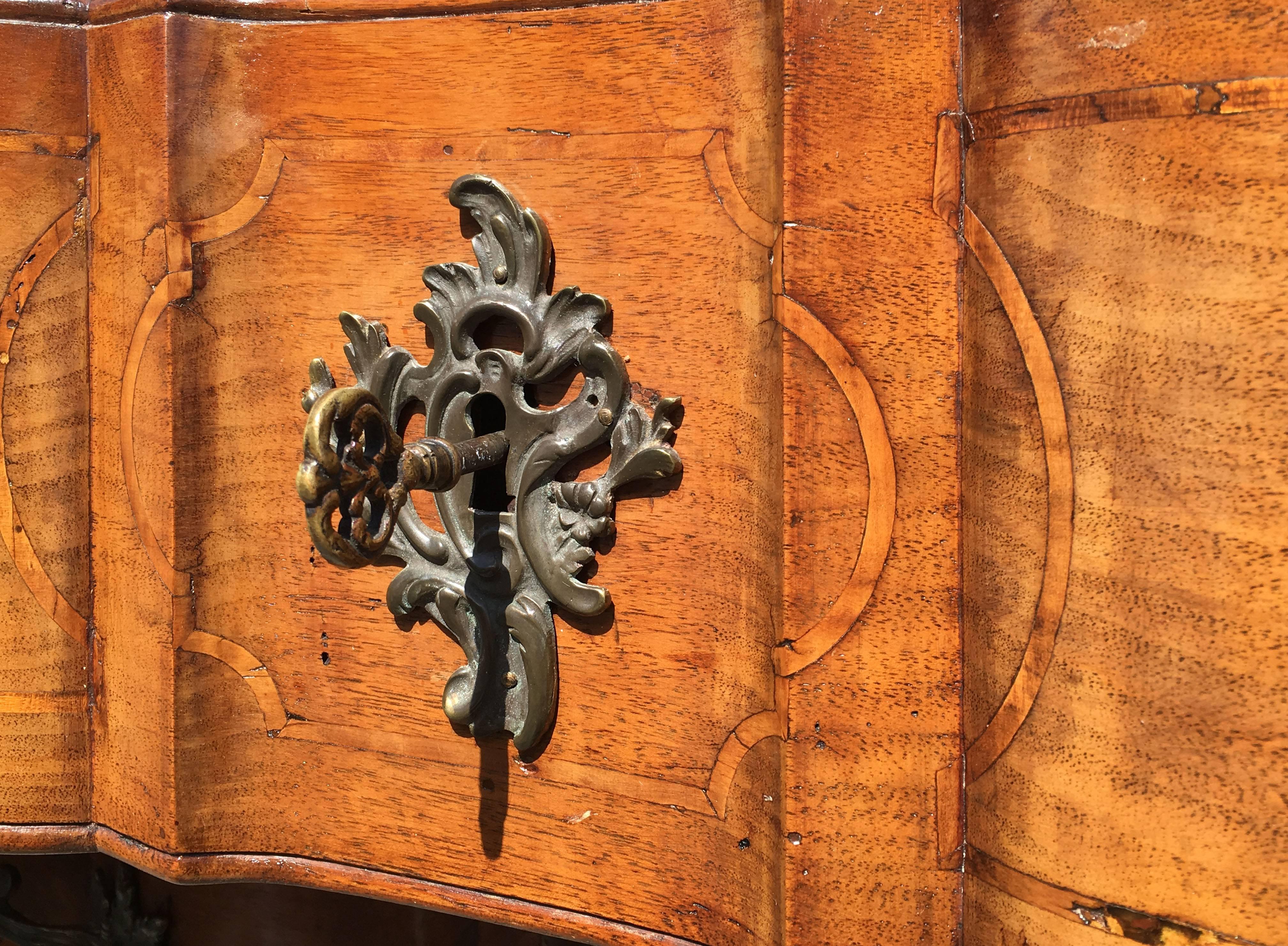 Early 18th Century Italian Rococo Walnut Two-Drawer Commode with Cabriole Legs 1