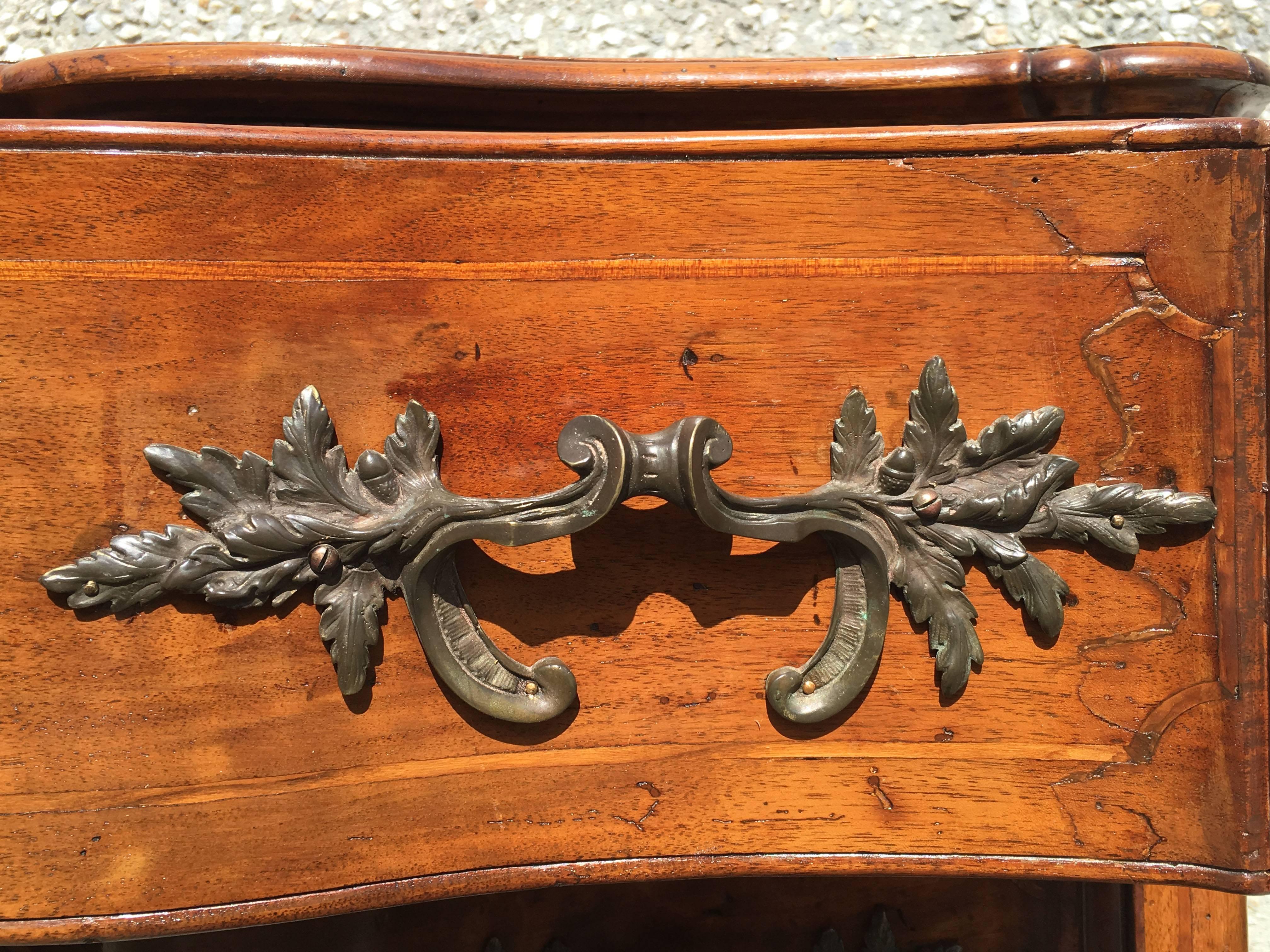 Early 18th Century Italian Rococo Walnut Two-Drawer Commode with Cabriole Legs In Excellent Condition In Larkspur, CA