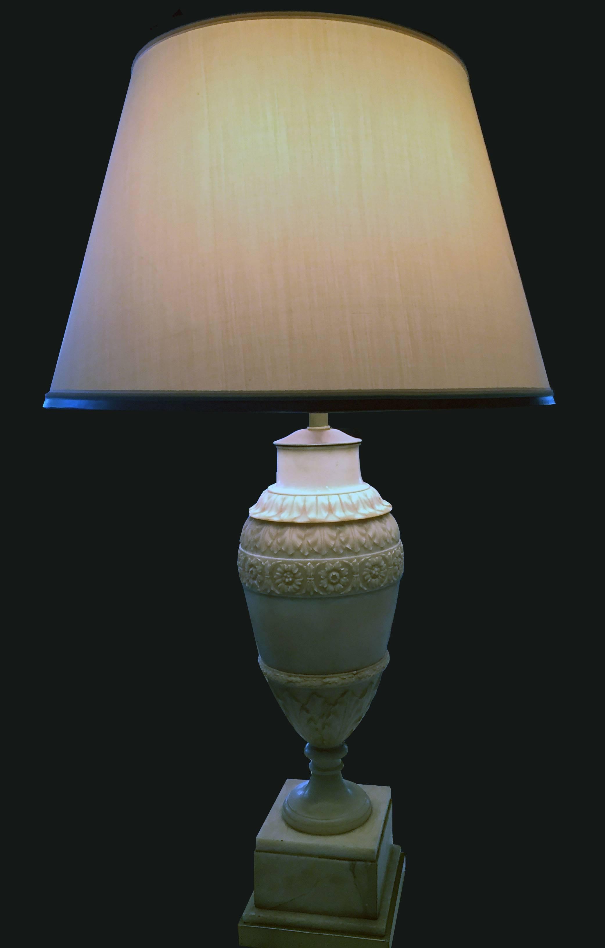 Français Lampe en albâtre sculptée à la main de la fin du XIXe siècle avec abat-jour en soie en vente