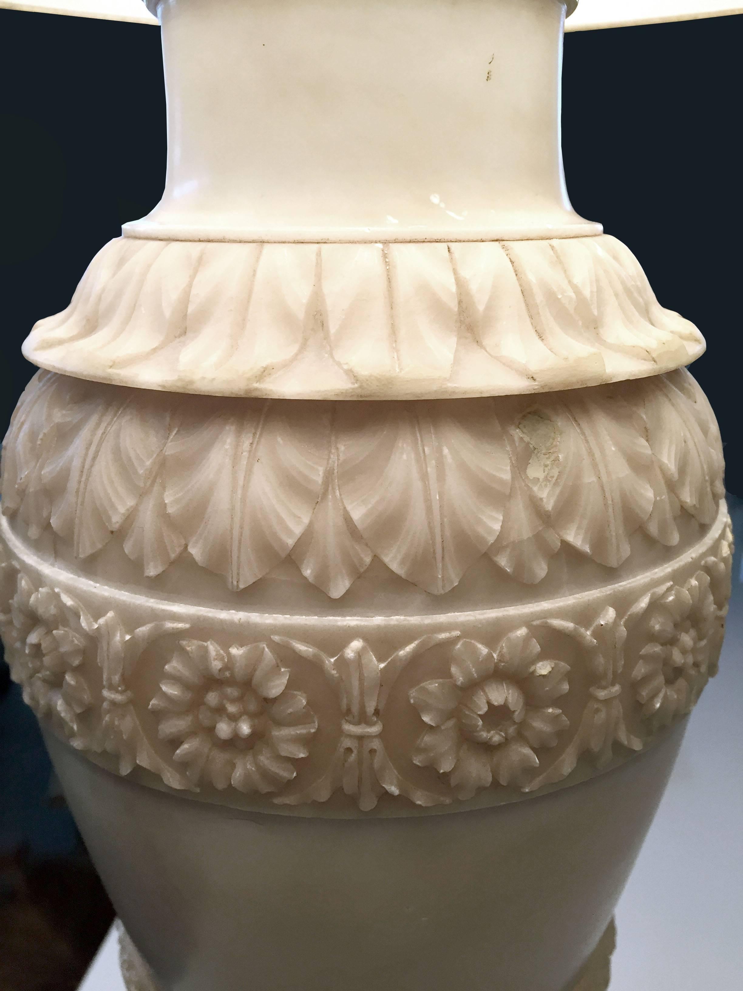 Grec classique Lampe en albâtre sculptée à la main de la fin du XIXe siècle avec abat-jour en soie en vente