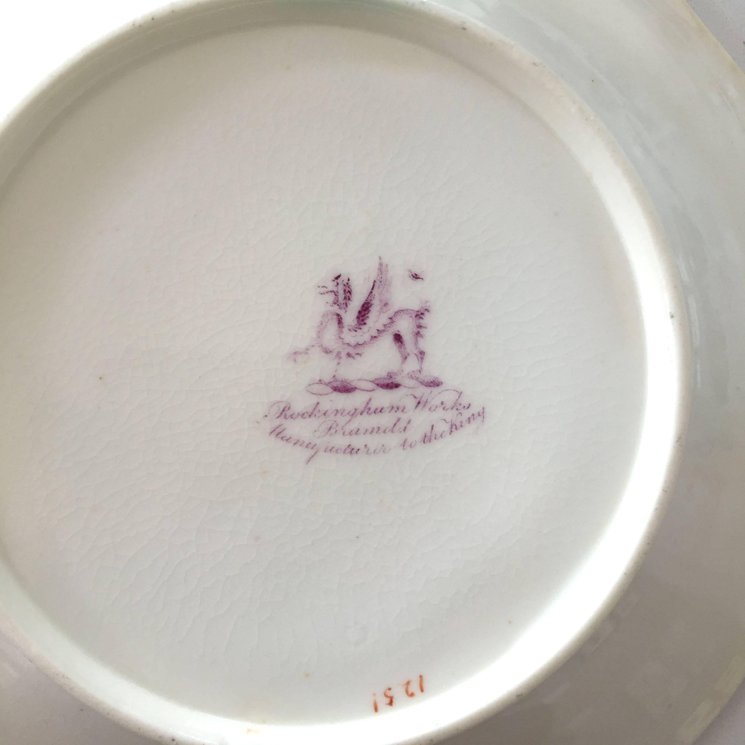 Juego Rockingham de cuatro piezas pintado a mano, dos tazas y dos platillos en Bueno Estado en Larkspur, CA