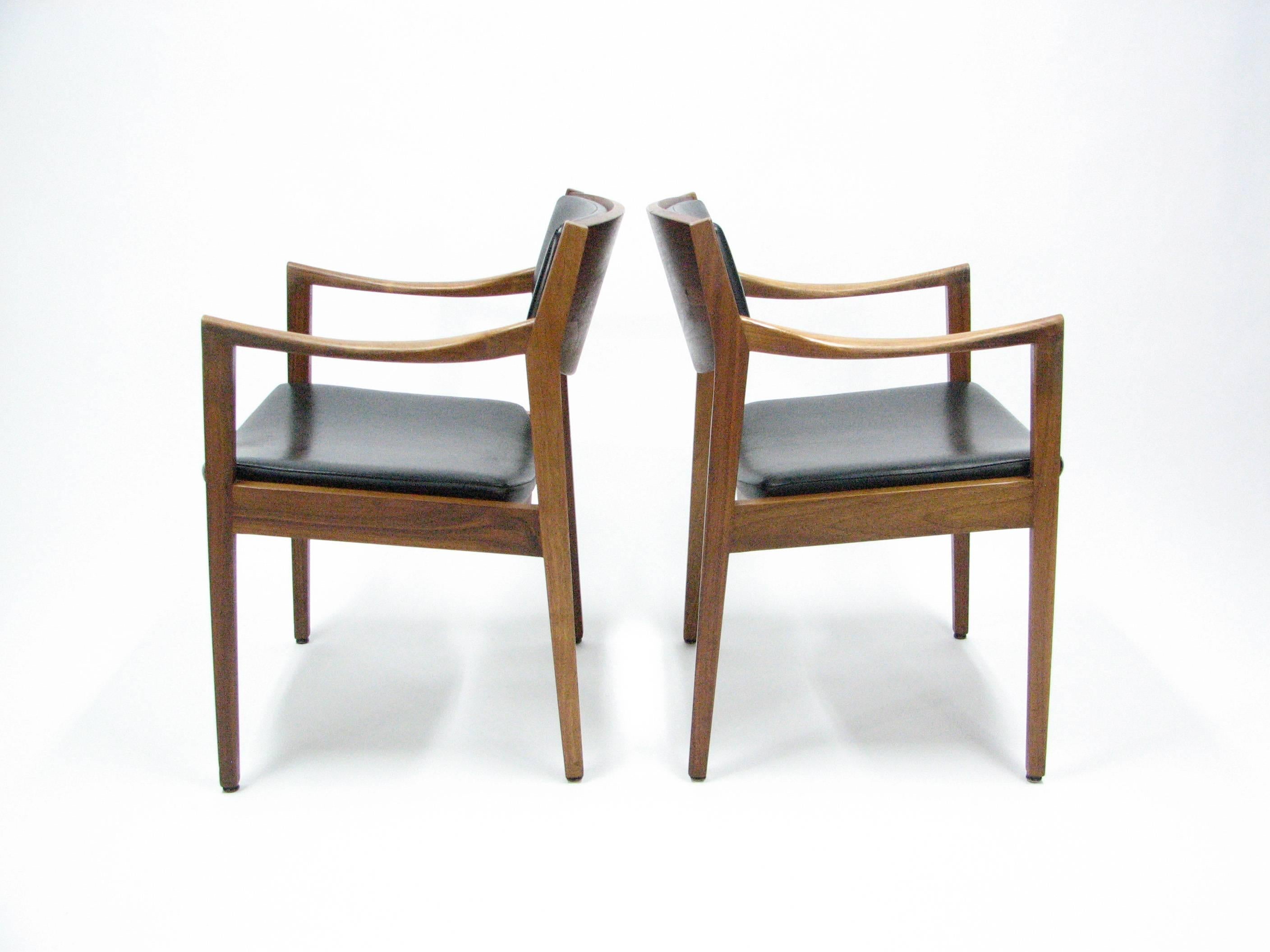 American Pair of Classic Mid-Century Gunlocke Chairs in the Manner of Jens Risom