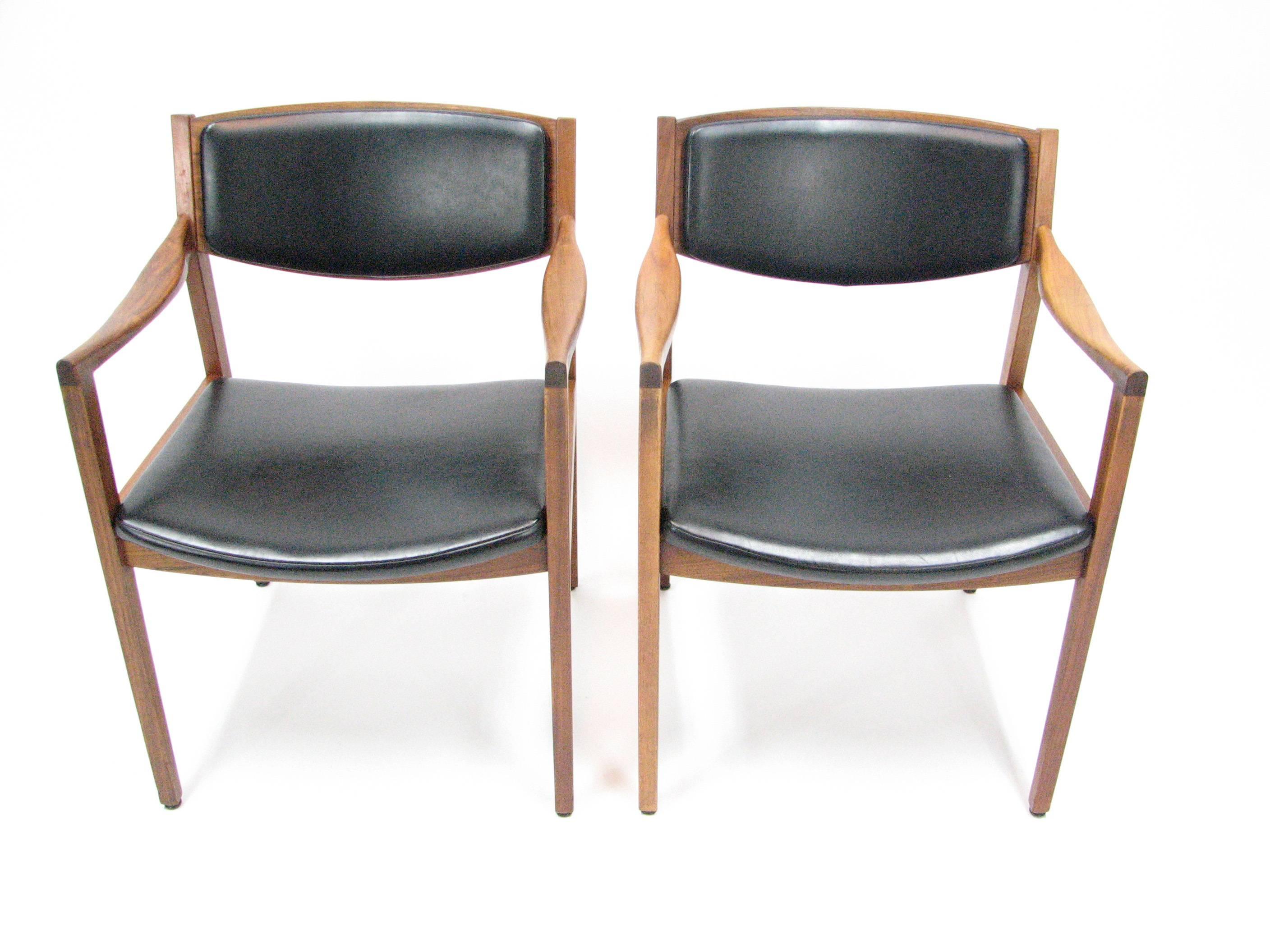 Naugahyde Pair of Classic Mid-Century Gunlocke Chairs in the Manner of Jens Risom