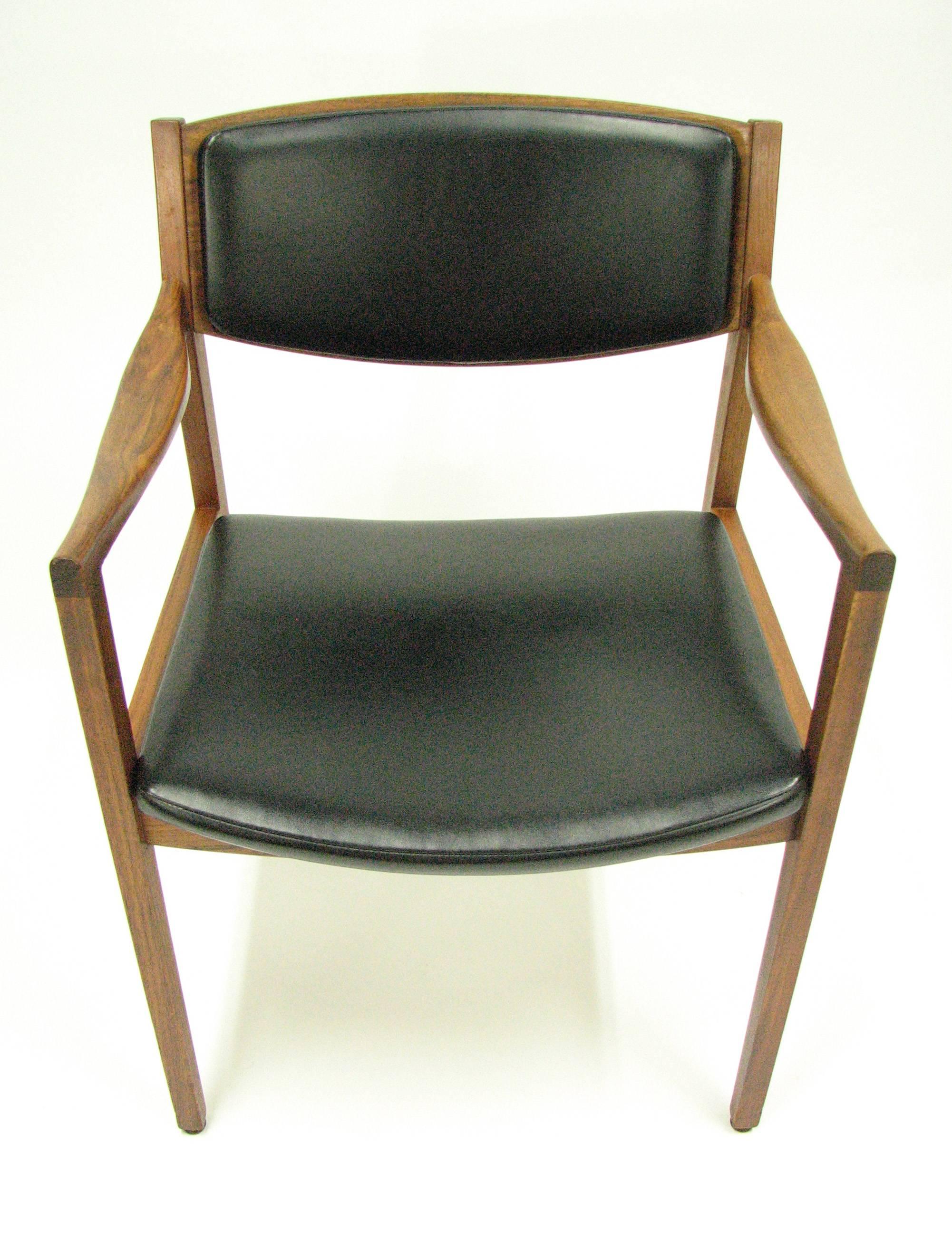 Pair of Classic Mid-Century Gunlocke Chairs in the Manner of Jens Risom 1