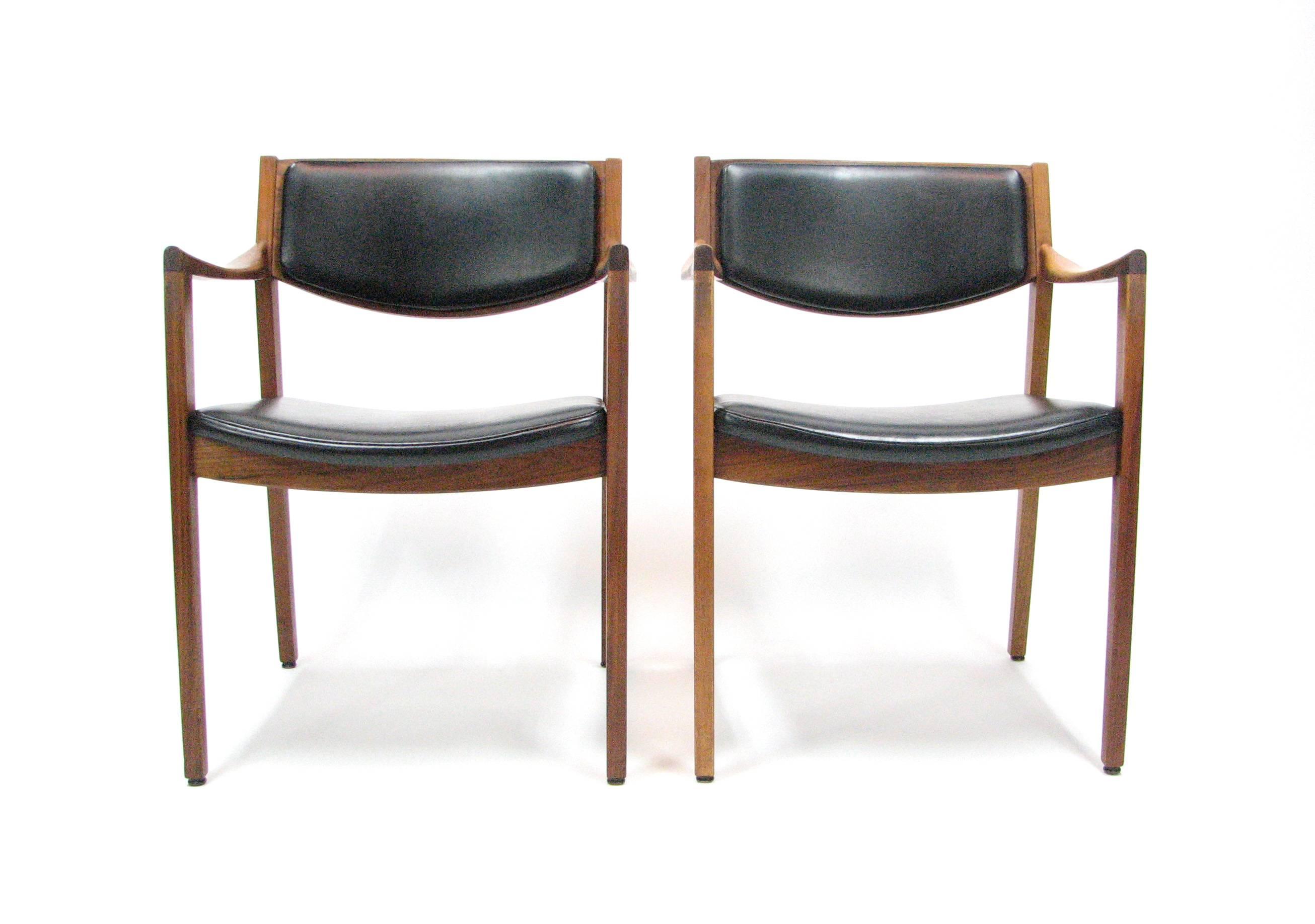 Mid-Century Modern Pair of Classic Mid-Century Gunlocke Chairs in the Manner of Jens Risom