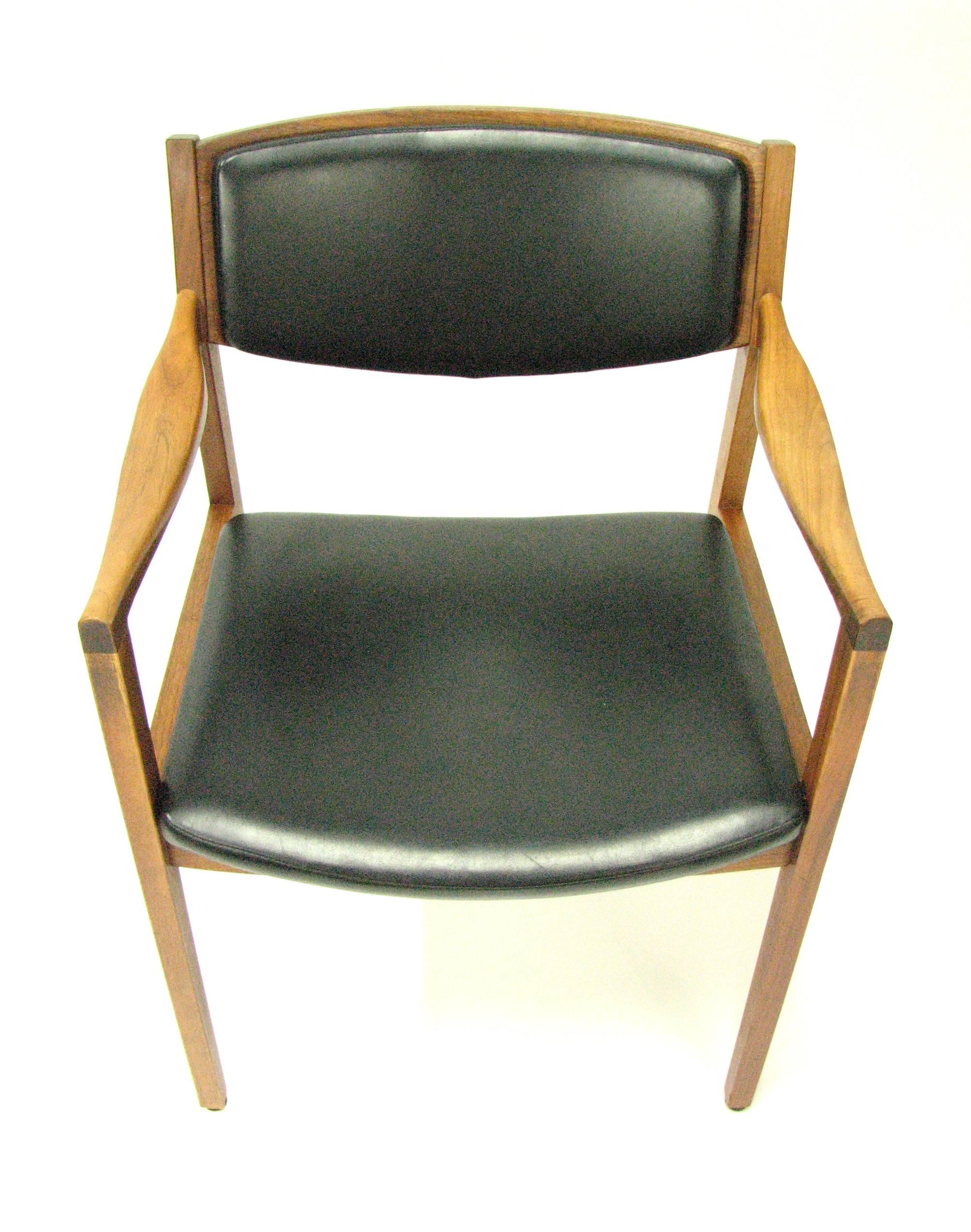 Pair of Classic Mid-Century Gunlocke Chairs in the Manner of Jens Risom 2