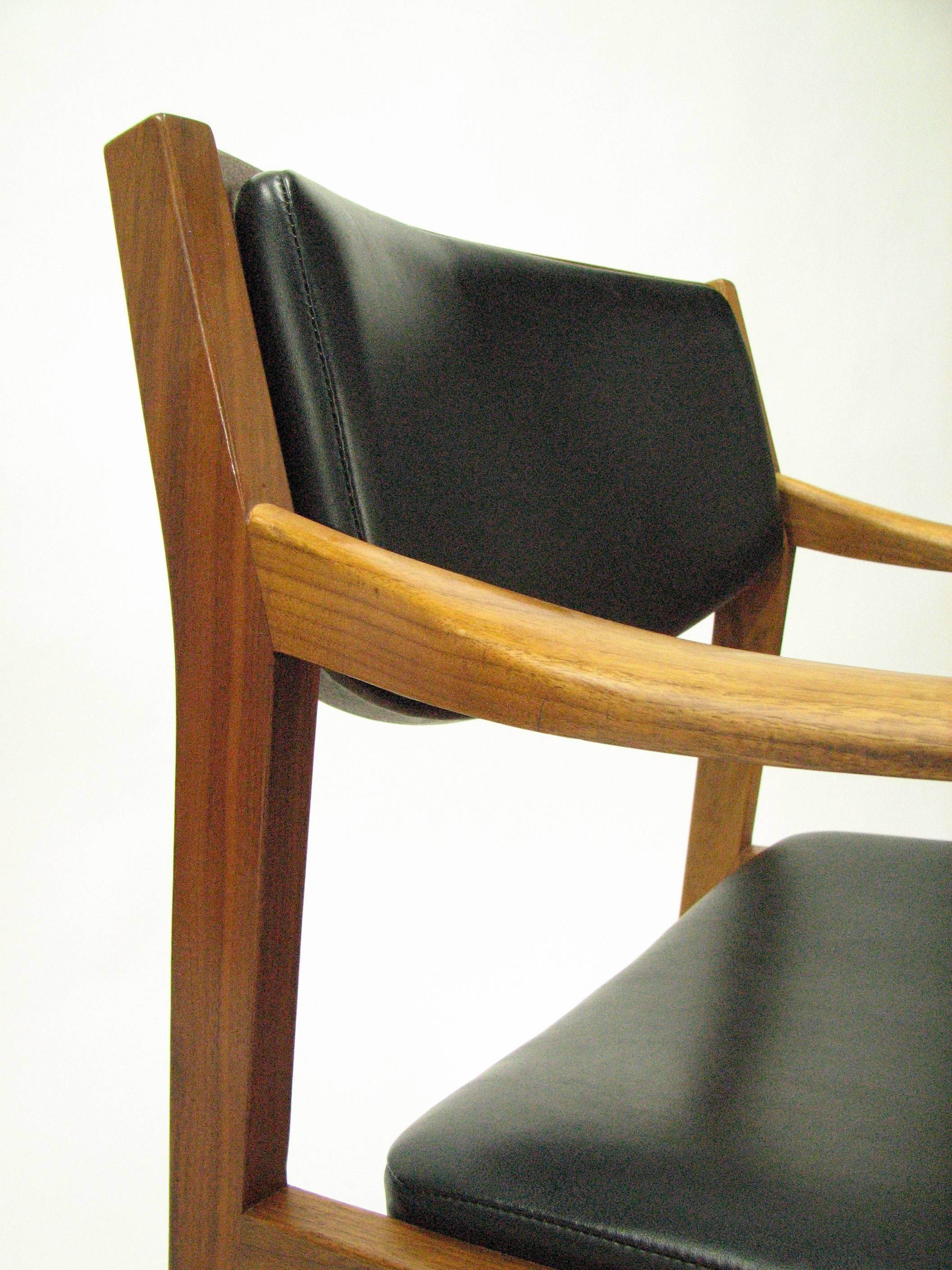 Pair of Classic Mid-Century Gunlocke Chairs in the Manner of Jens Risom In Good Condition In Portland, OR