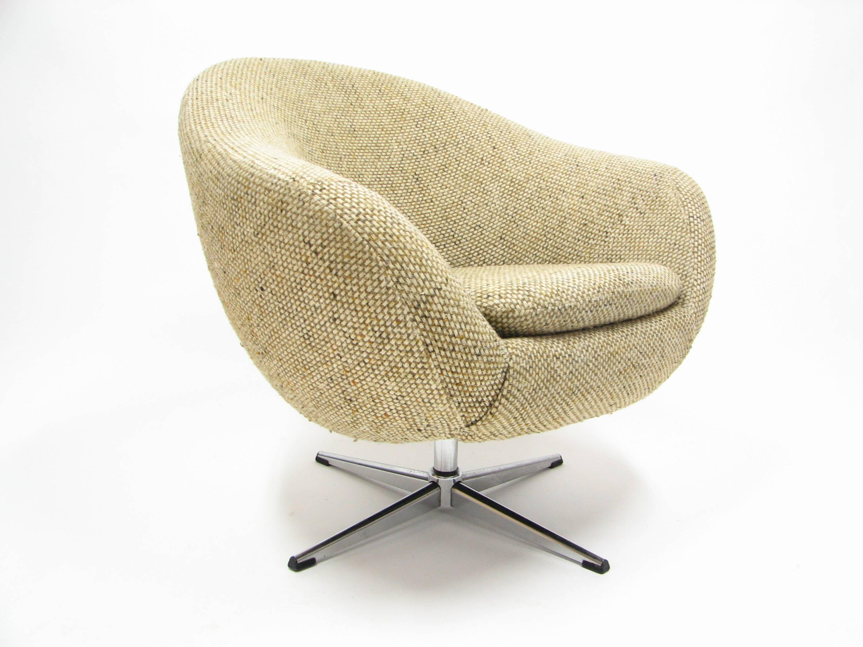 Overman swivel chair in original 1970s tweed fabric.

Remarkable condition for its age. Original owner purchased this chair for her dorm room in the 1970s, and retained possession of it until 2017.

Please note: Pickup for this chair is in Denver,