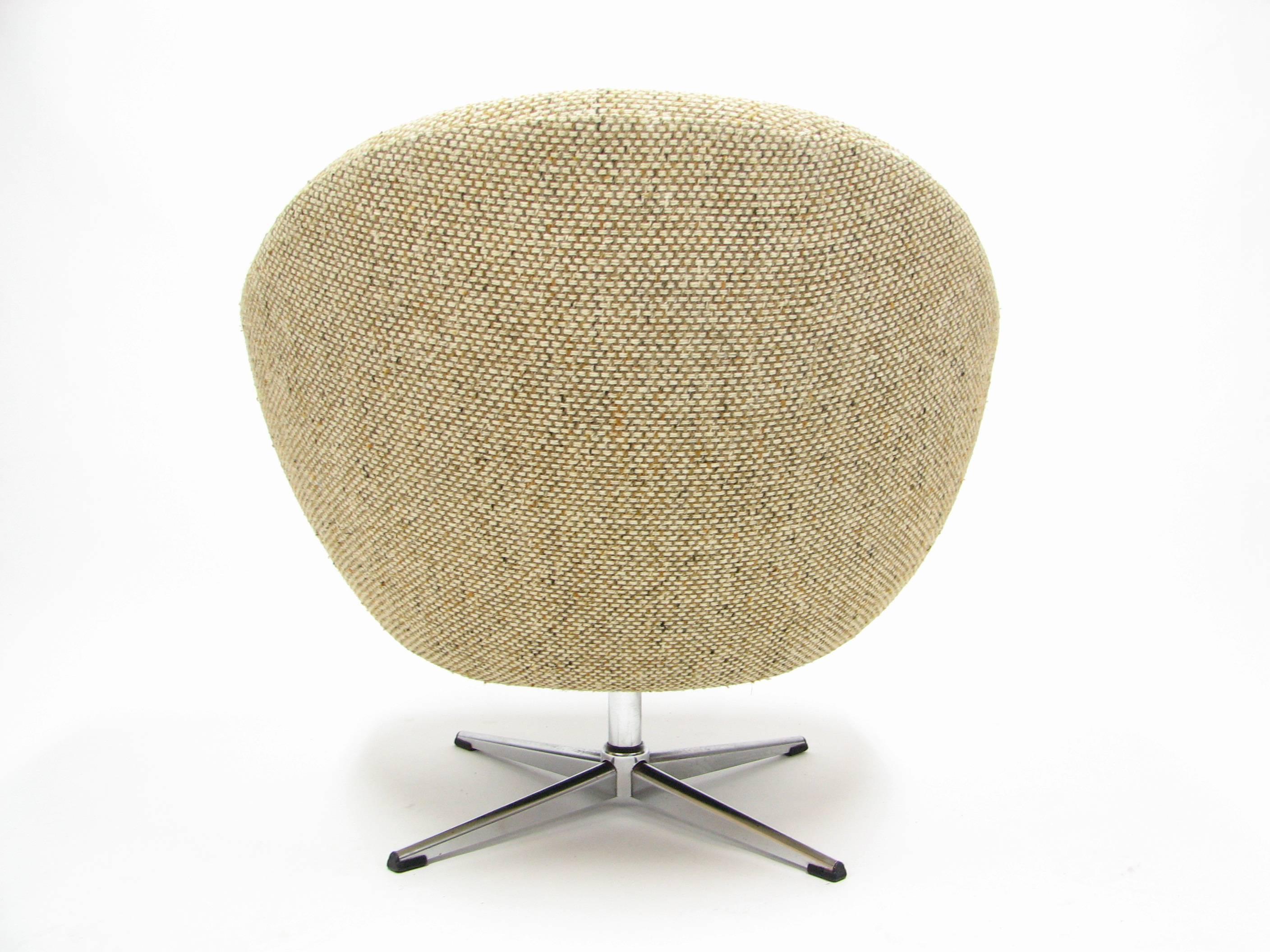 Overman Swivel Chair in Original 1970s Beautiful Tweed Upholstery In Good Condition In Portland, OR