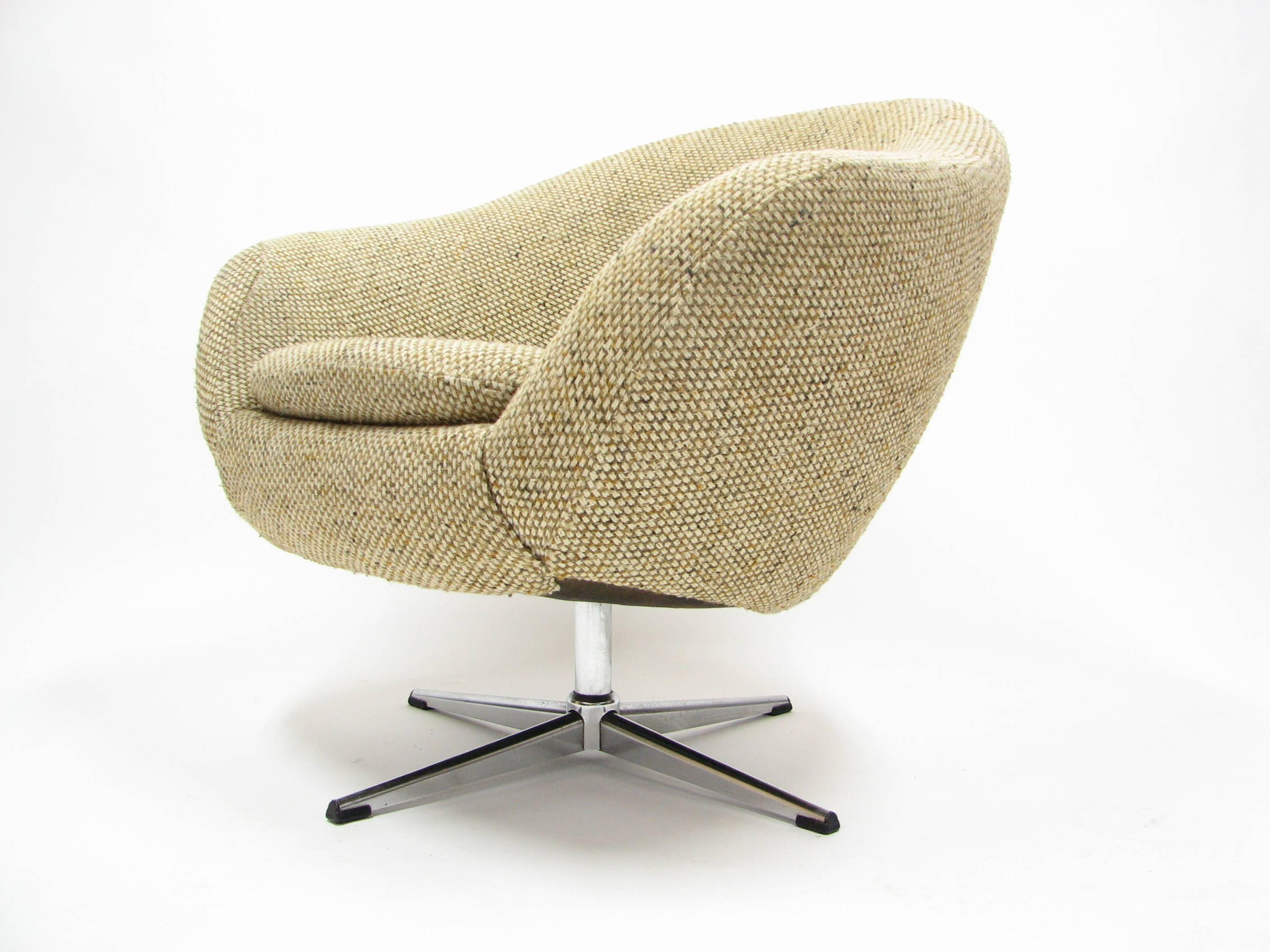 American Overman Swivel Chair in Original 1970s Beautiful Tweed Upholstery