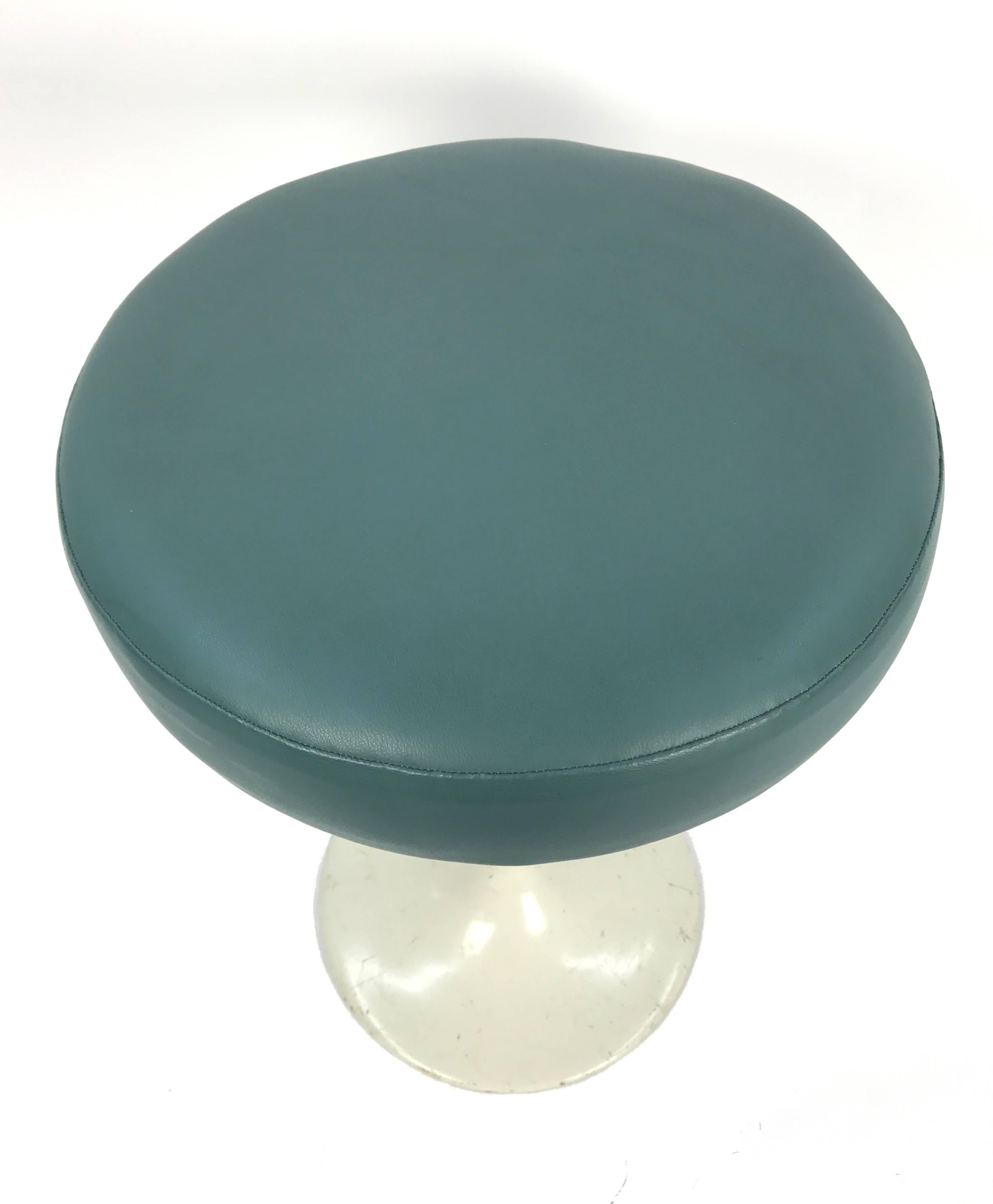 Mid-Century Modern Eero Saarinen Tulip Stool for Knoll For Sale