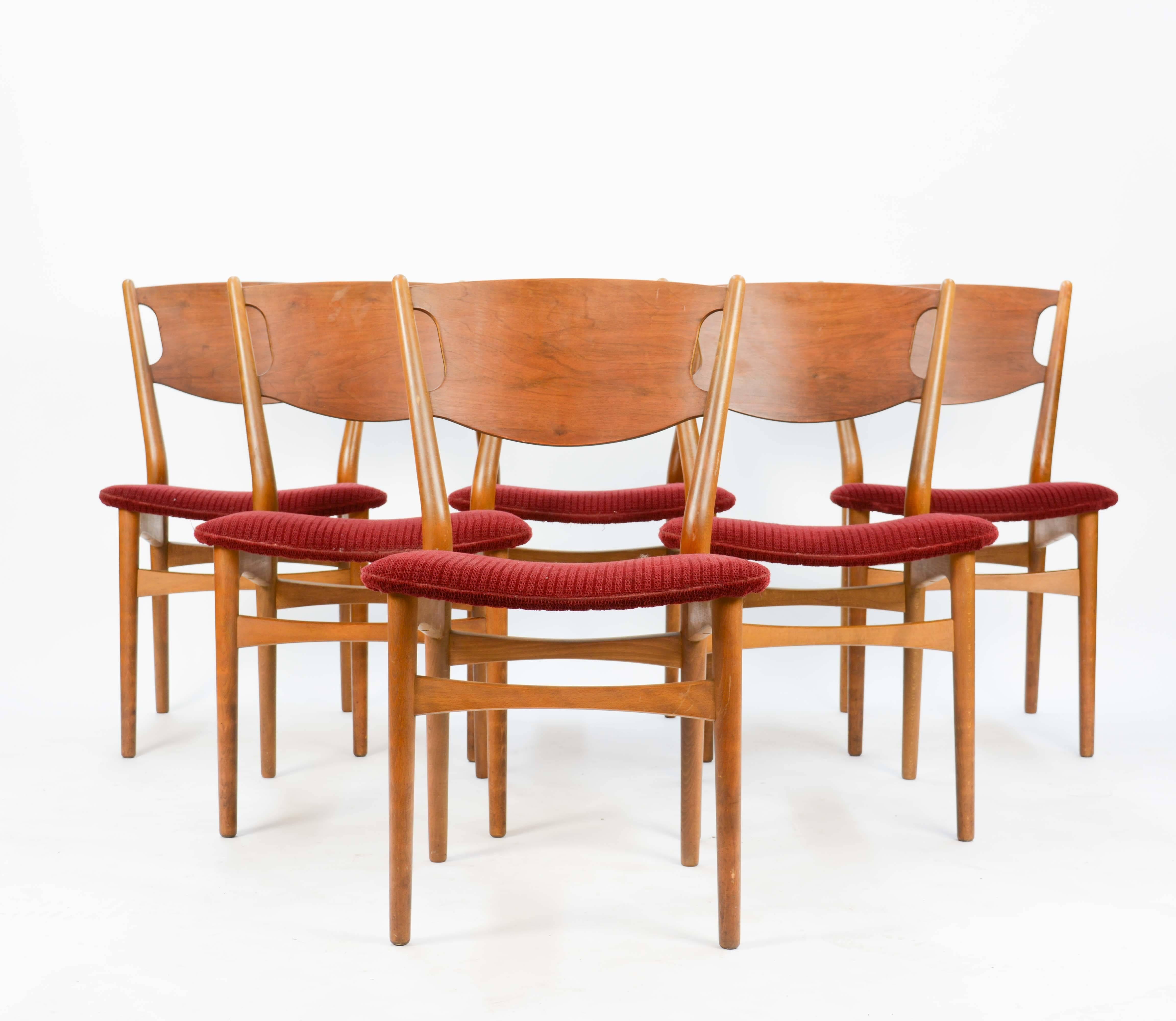 A set of six Wahl Iversen Danish dining chairs for Møbelfabriken Falster, 1954. In teak and walnut. Featuring wonderful graining and handsome seat backs. These chair very comfortable.