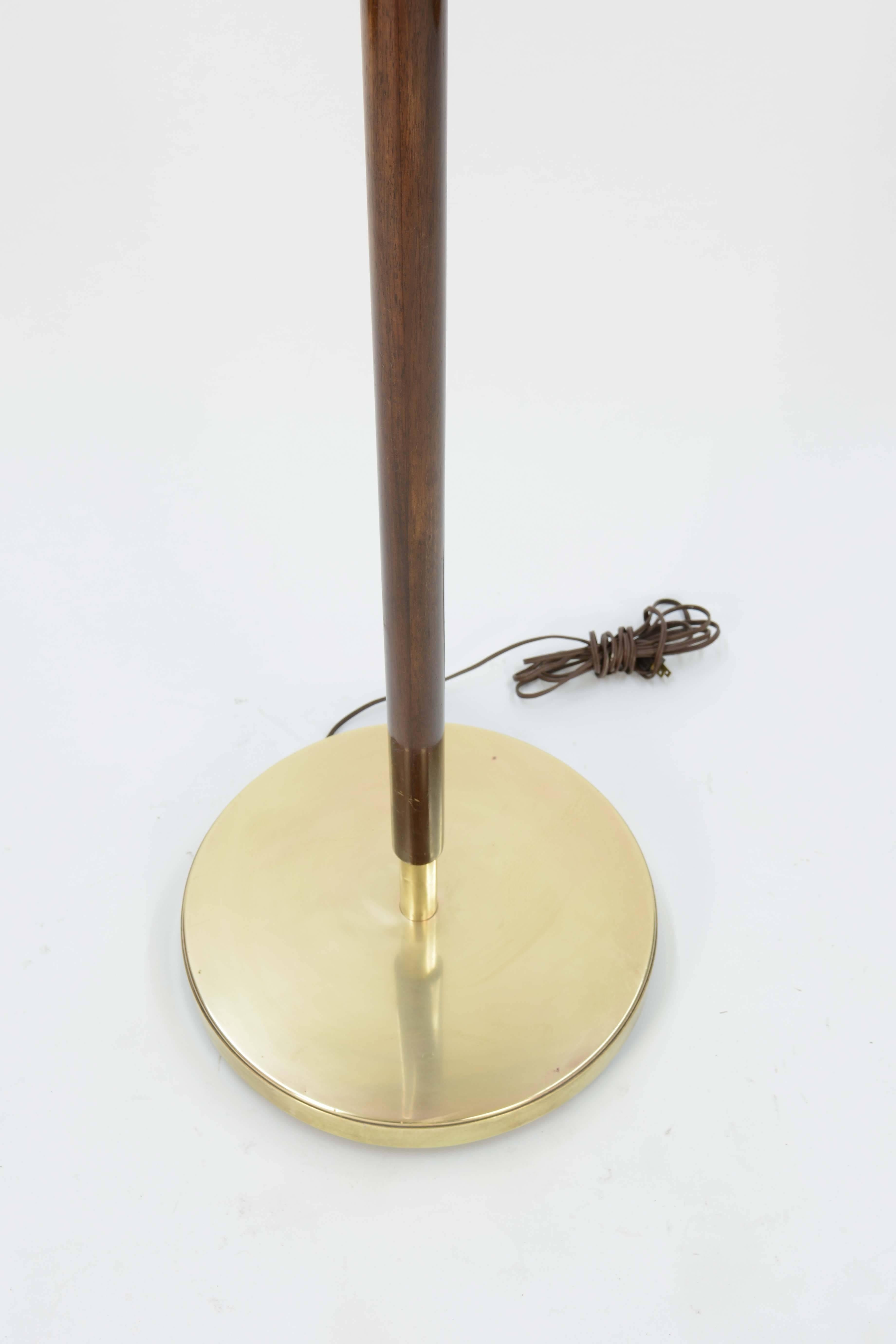 Mid-20th Century Stunning and Majestic French Modernist Floor Lamp in Brass and Walnut For Sale