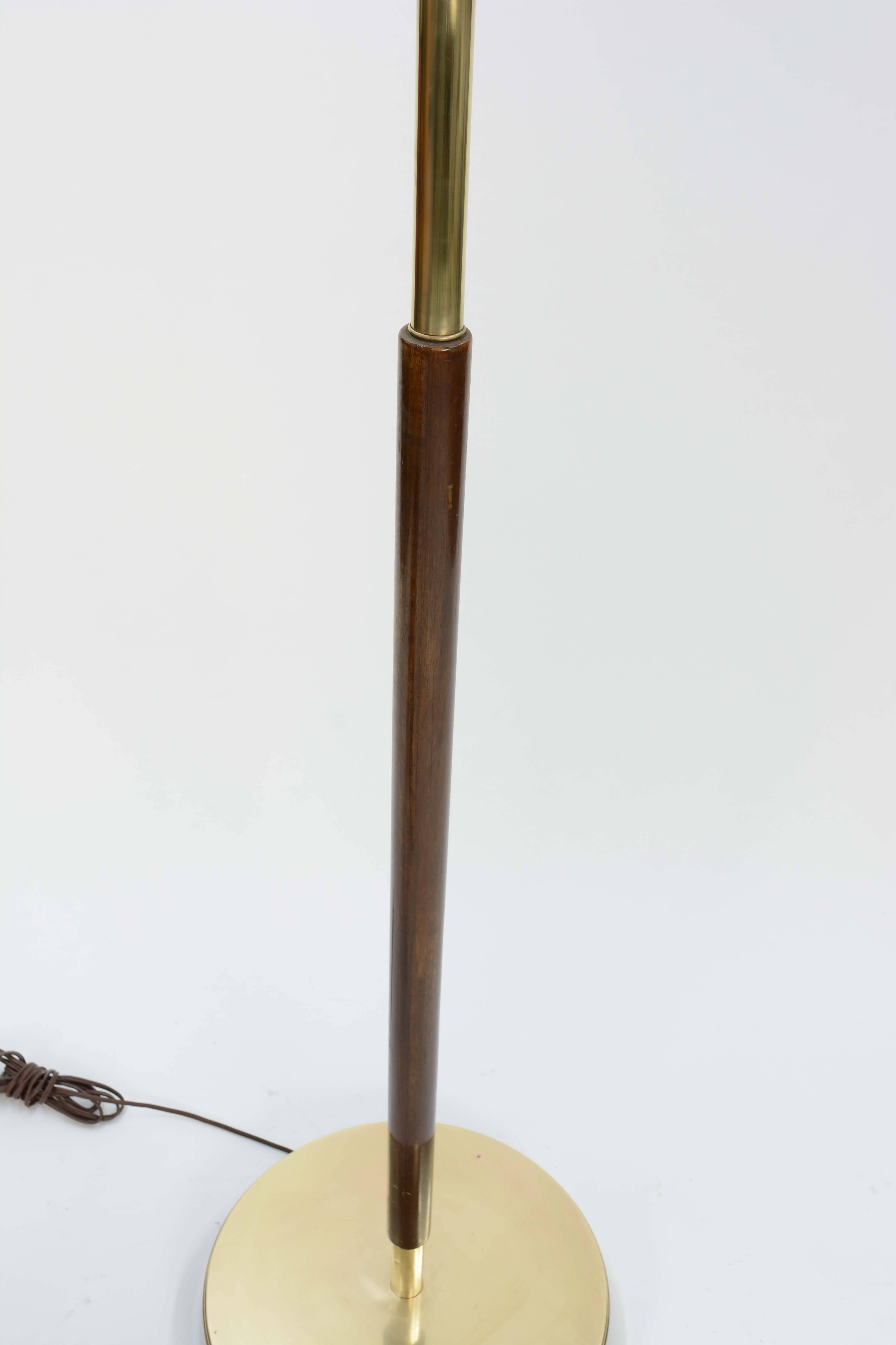 Stunning and Majestic French Modernist Floor Lamp in Brass and Walnut For Sale 1