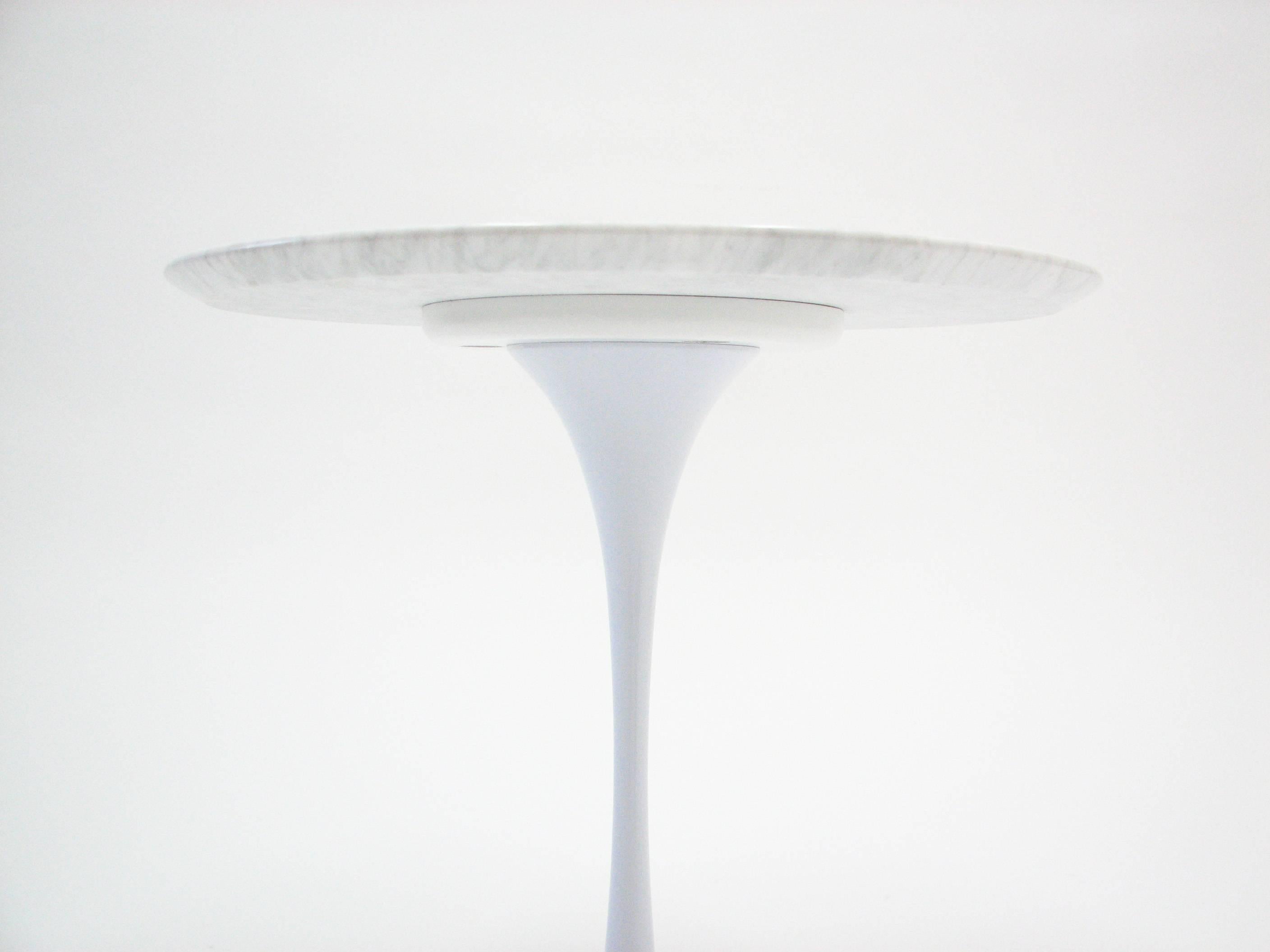 Carrara Marble Tulip Side Table in the Manner of Eero Saarinen In Good Condition For Sale In Portland, OR