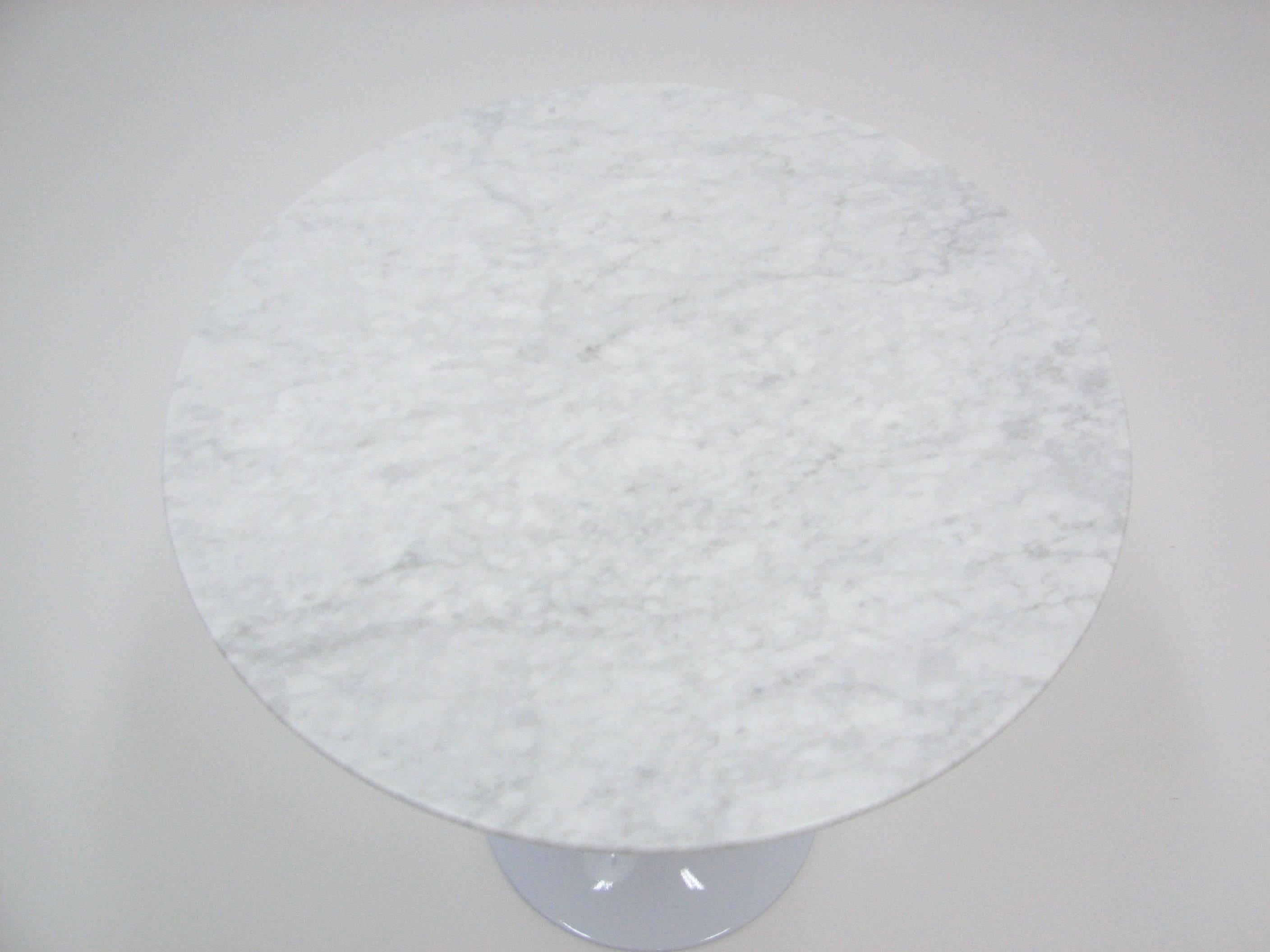 Mid-Century Modern Carrara Marble Tulip Side Table in the Manner of Eero Saarinen For Sale