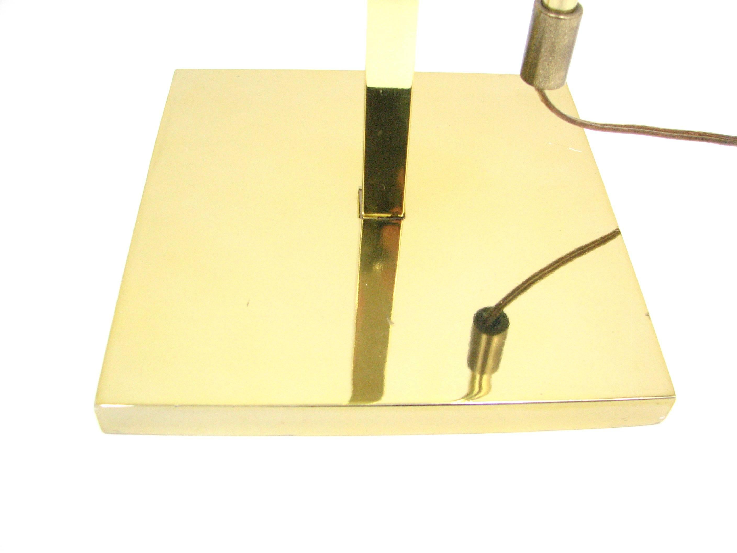 Mid-Century Laurel Brass Adjustable Floor Lamp In Good Condition For Sale In Portland, OR
