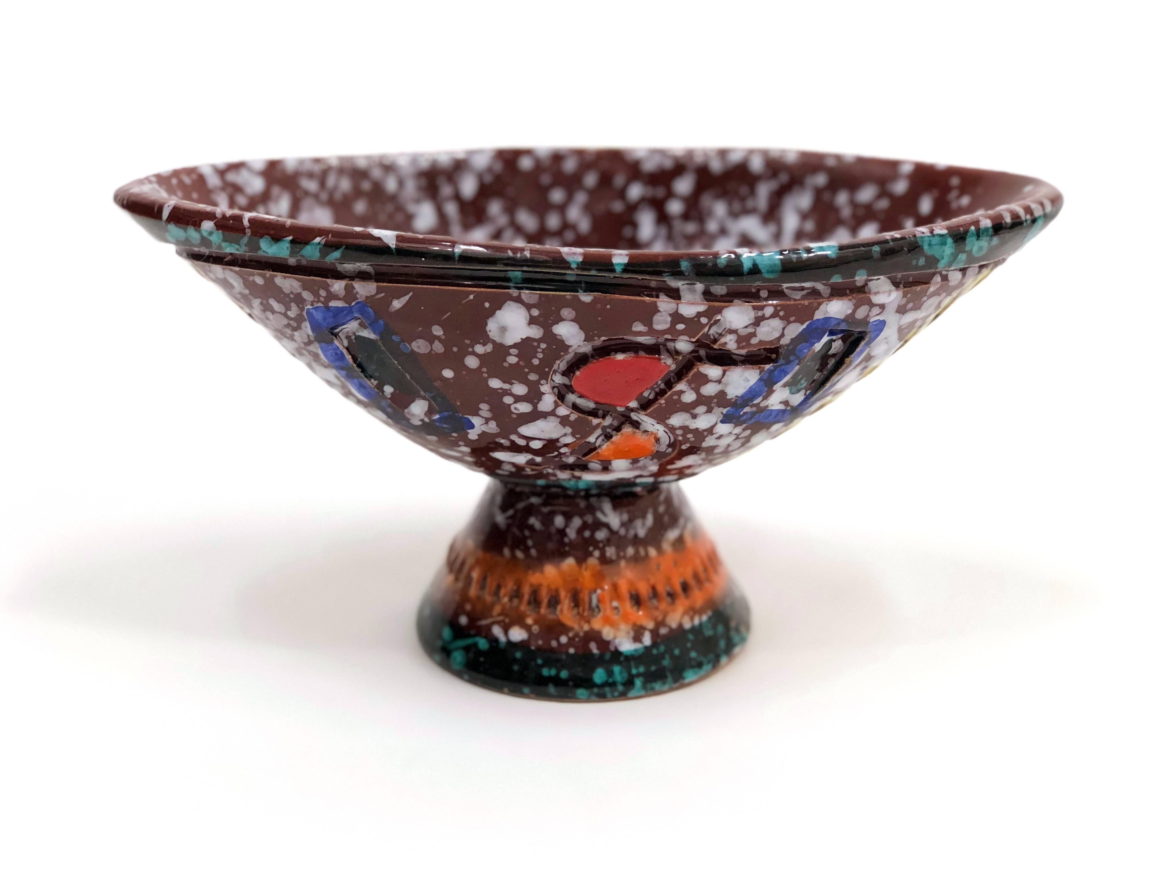 A midcentury brightly-colored and whimsical boat-shaped bowl by Fratelli Fanciullacci, featuring sgrafitto geometric forms and 'spashed' white on red-brown throughout. 

Please note: This bowl ships from Denver, Colorado.
