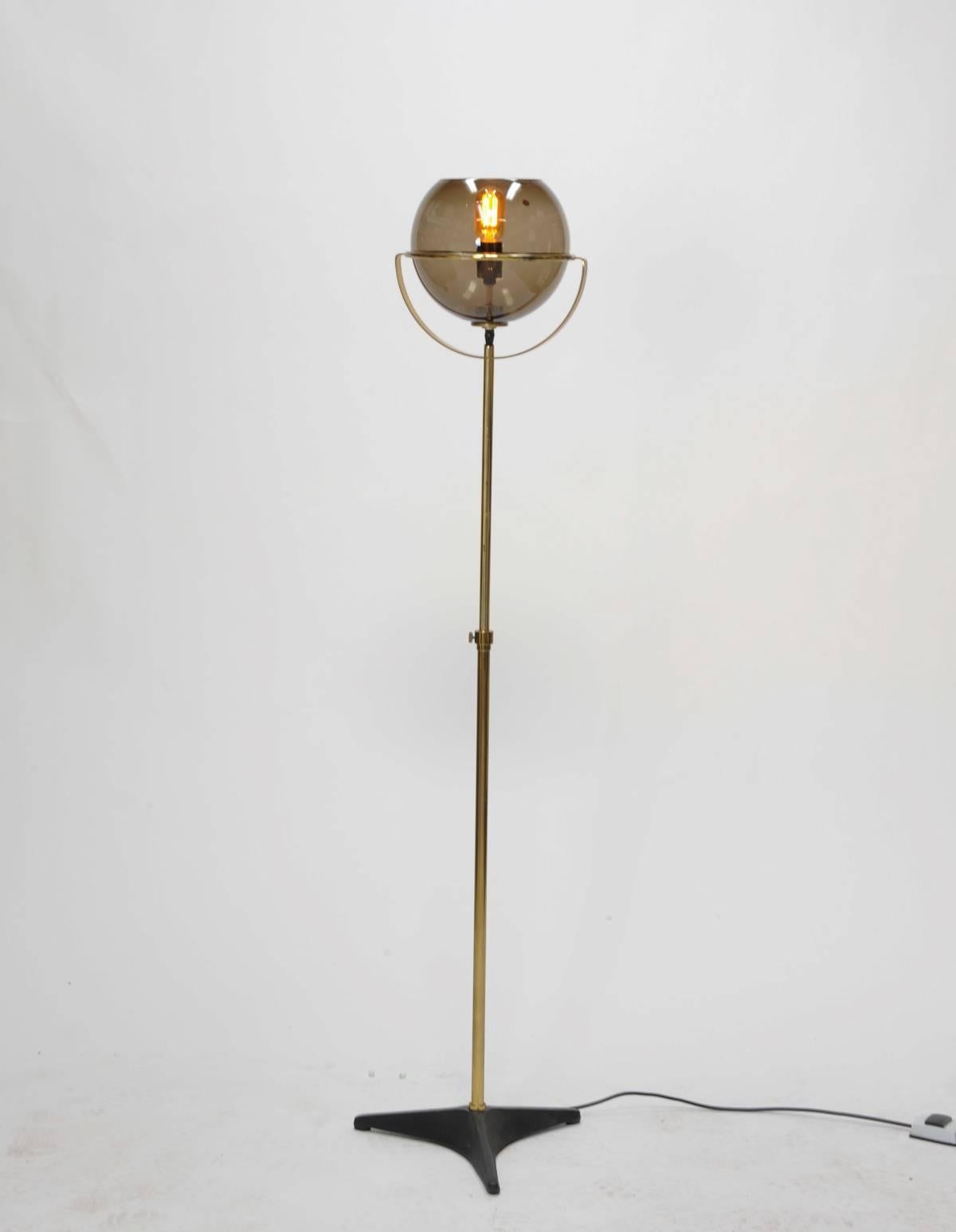 A brass floor lamp by Frank Ligtelijn for RAAK light of Amsterdam. A wonderful piece that is fully adjustable in height and rotation.