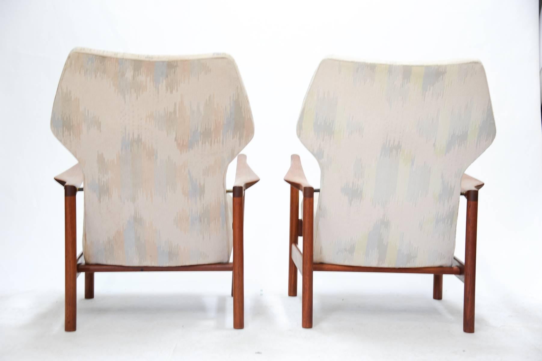 Mid-Century Modern Pair of Grand and Regal Westnofa Wing Cllub Chairs by Alfred Rellings