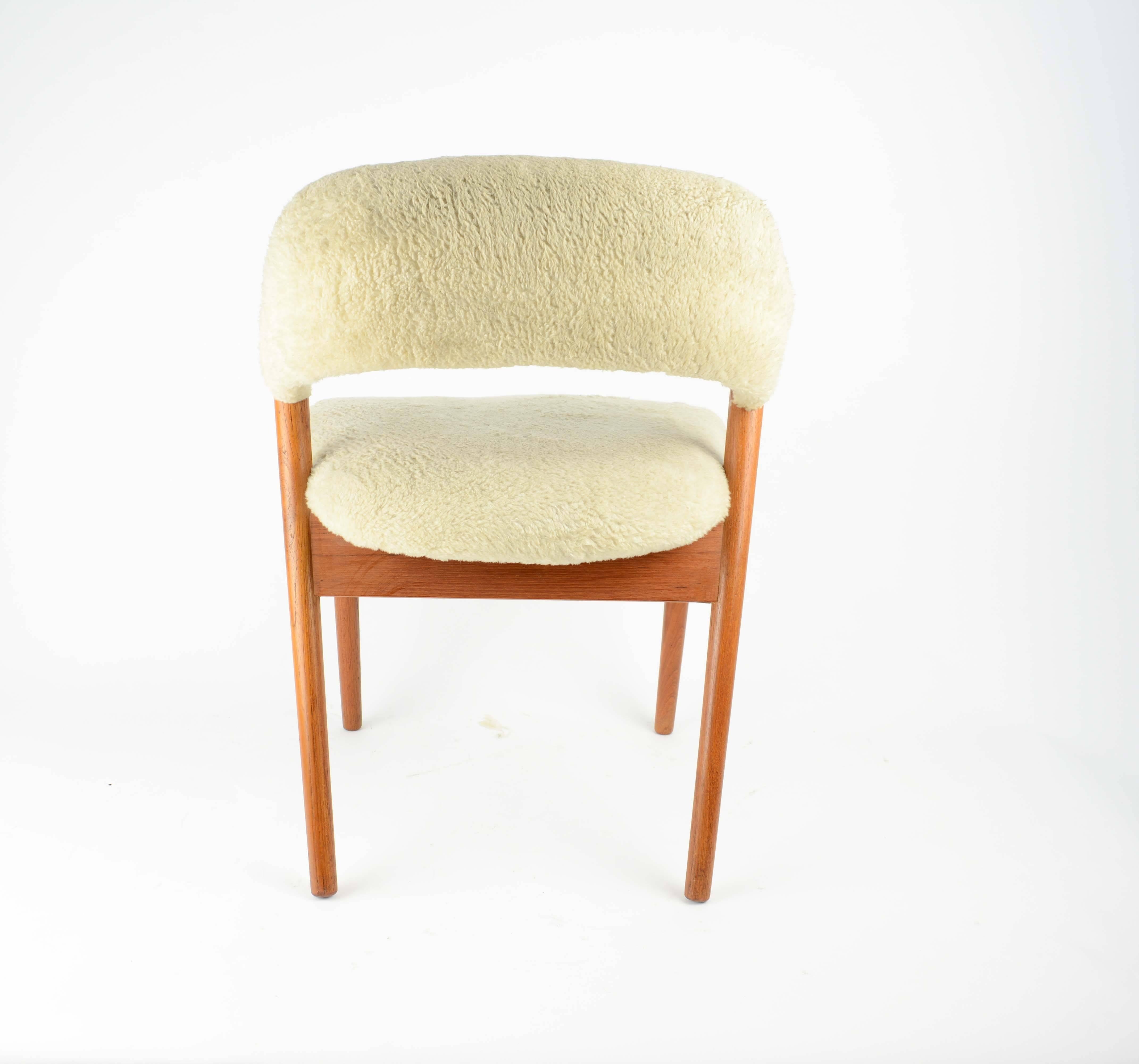 Mid-20th Century Elegant Danish Dressing Chair and Ottoman in Oak and Sheepskin