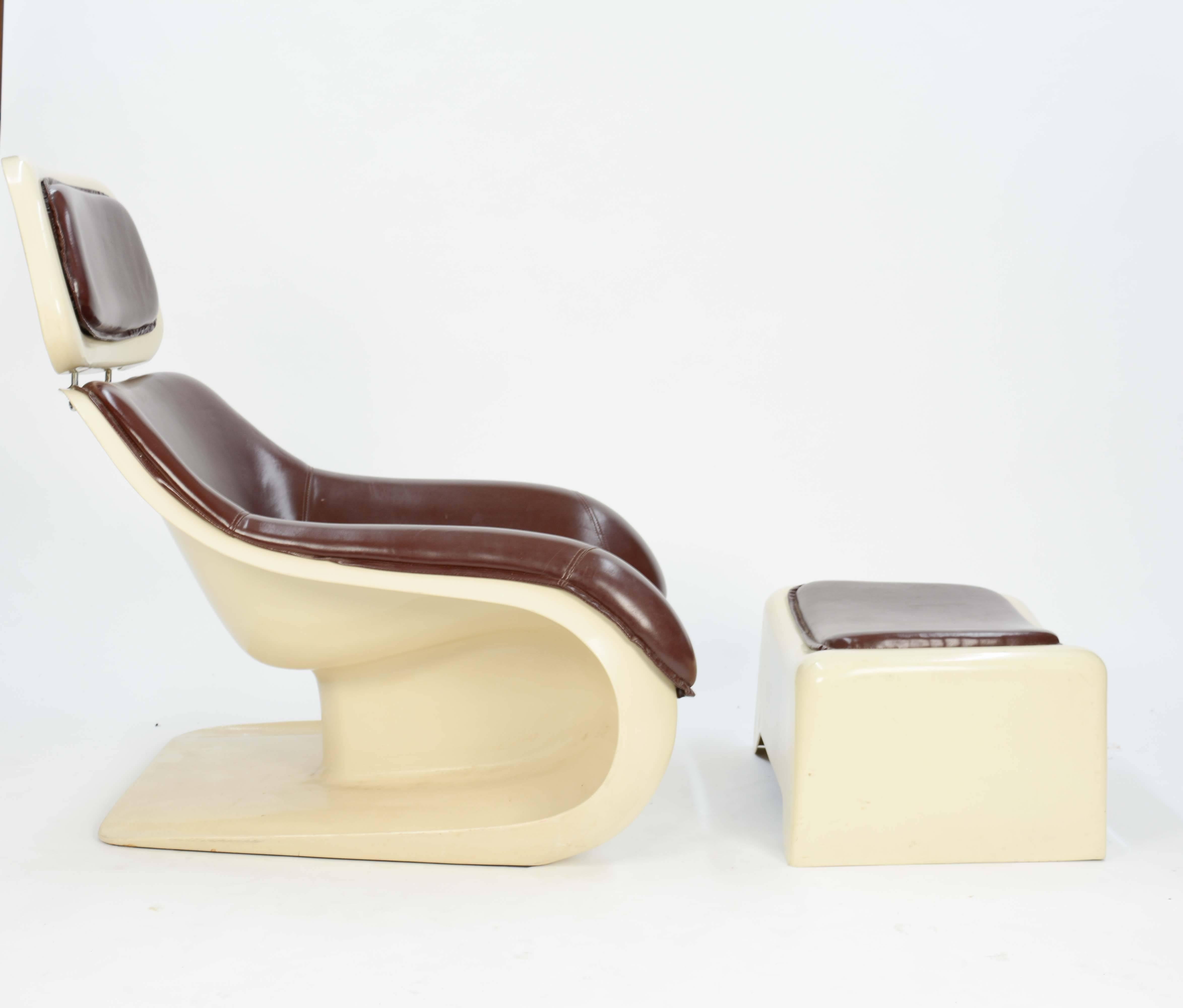 Lounge chair 'Targa', in moulded polyester and leather by Klaus Uredat for Horn Collection, Germany, circa 1971.

Sculptural easy chair by German designer Klaus Uredat. The organic shaped frame is made or molded polyurethane and shows elegant