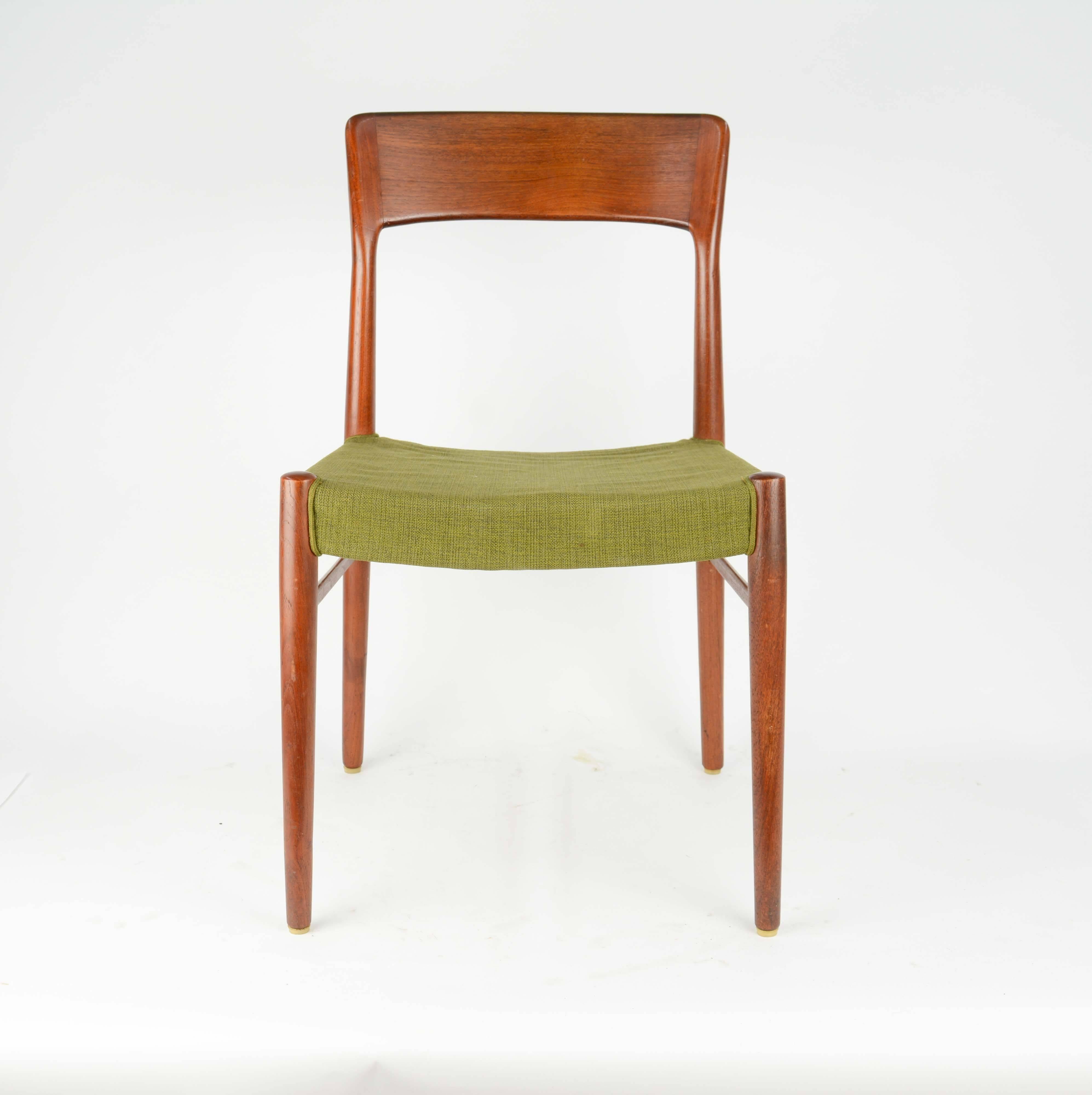Set of six Møller dining chairs, Model 77 dining chairs in teak and green Danish fabric.