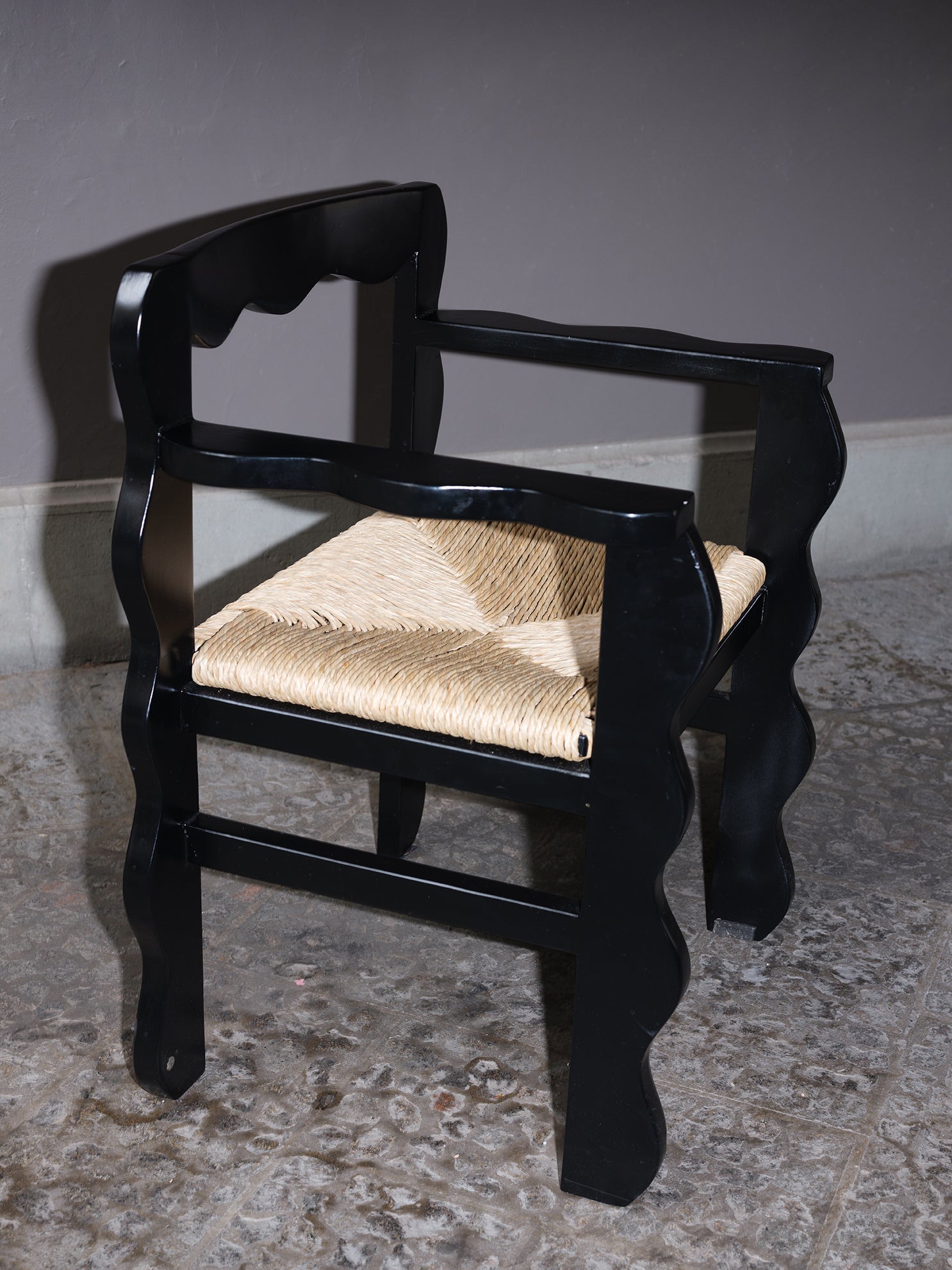 Der Stuhl VERSILIO wurde, wie alle unsere Stücke, aus einem Bedürfnis heraus entworfen - genauer gesagt, für die Studioküche von OLDER. Unsere geliebten Aalto-Stühle 