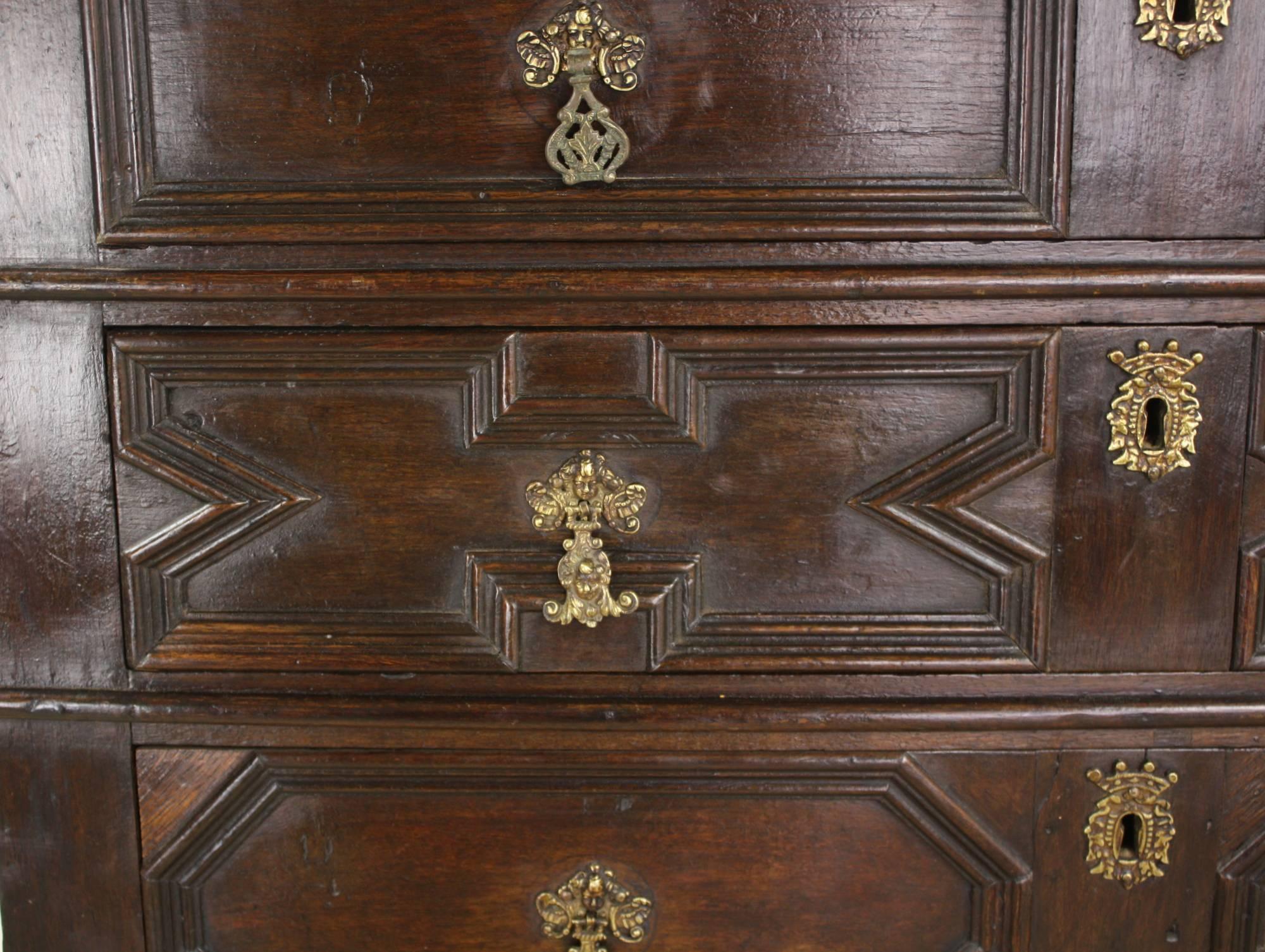 English Period Oak Chest of Drawers In Good Condition For Sale In Port Chester, NY
