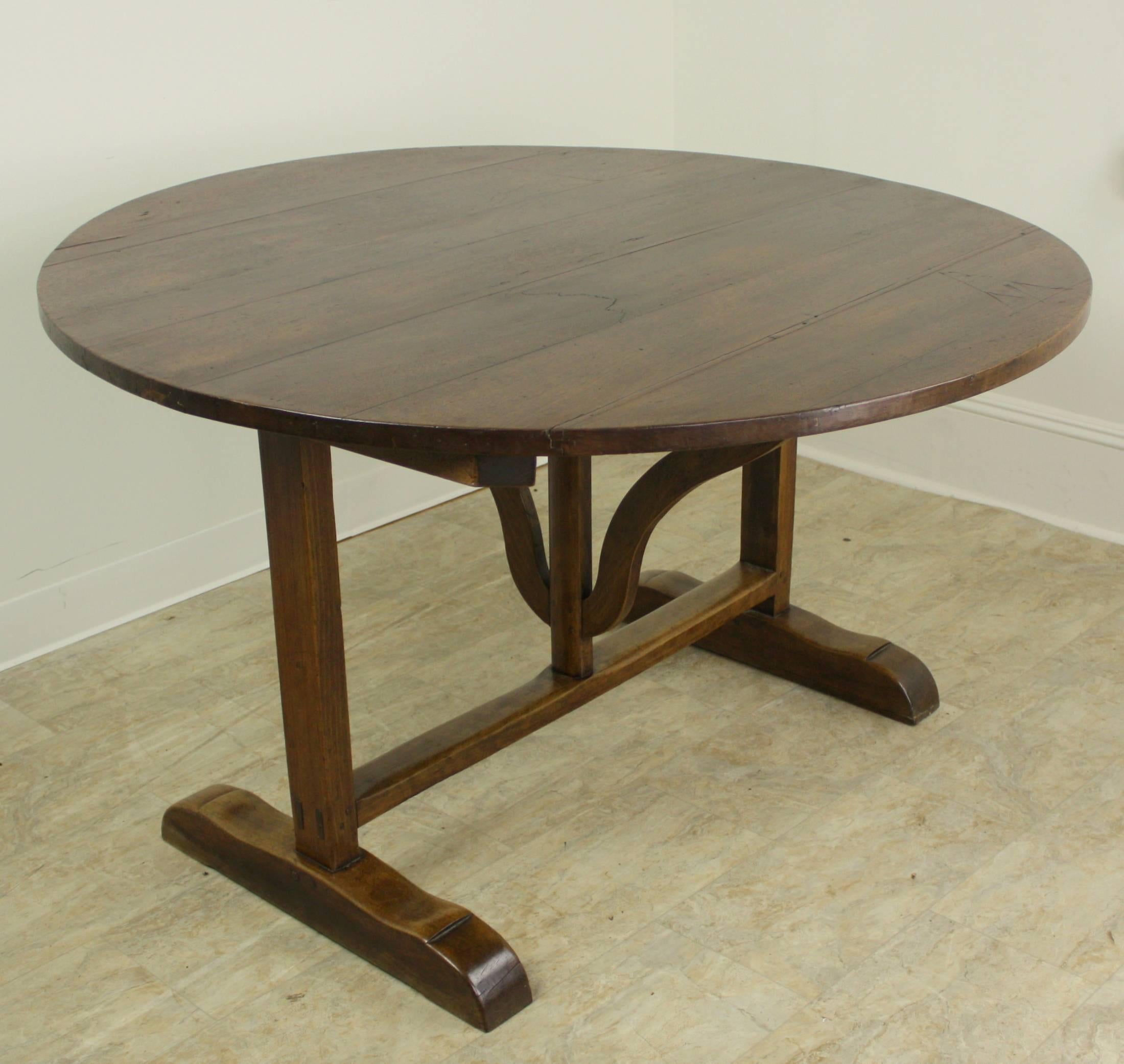 The walnut on this very good vendange wine tasting table is quite pretty. The thick top has a nice patinated edge. The decorative swivel table base is easy to use and is sturdy. The table can be stored upright if required, but would be a great