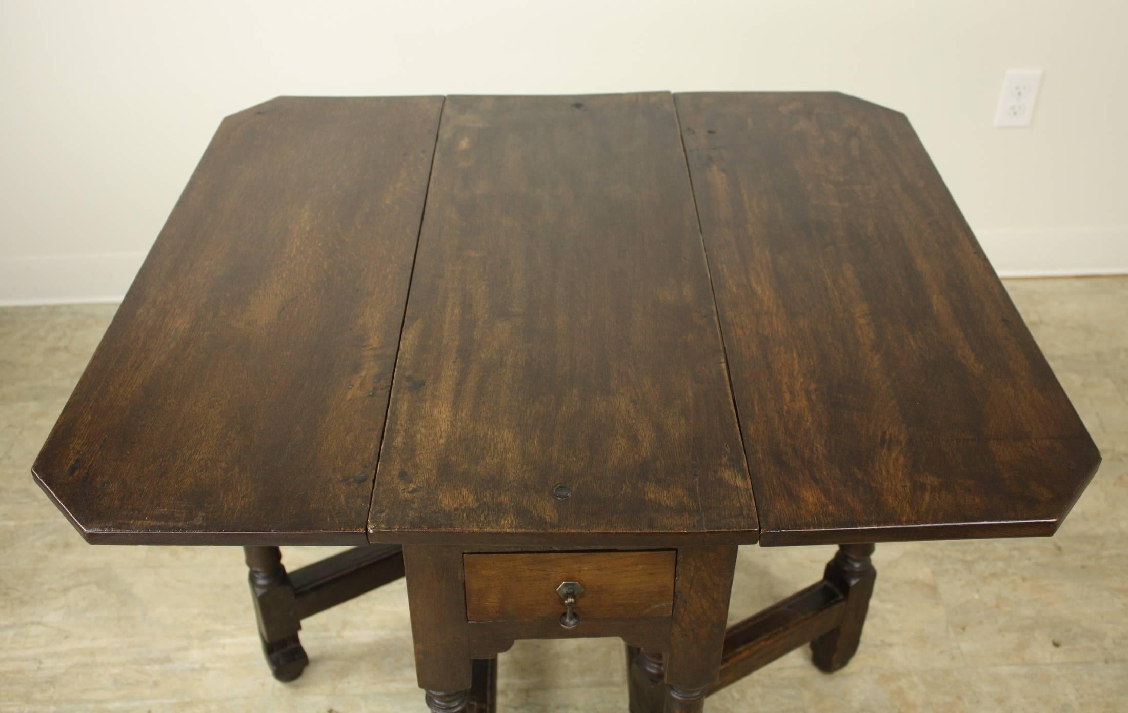 Period Welsh Oak Gate Leg Table In Good Condition In Port Chester, NY