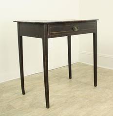 Table d'appoint peinte de style Régence avec plateau en forme de nœud papillon
