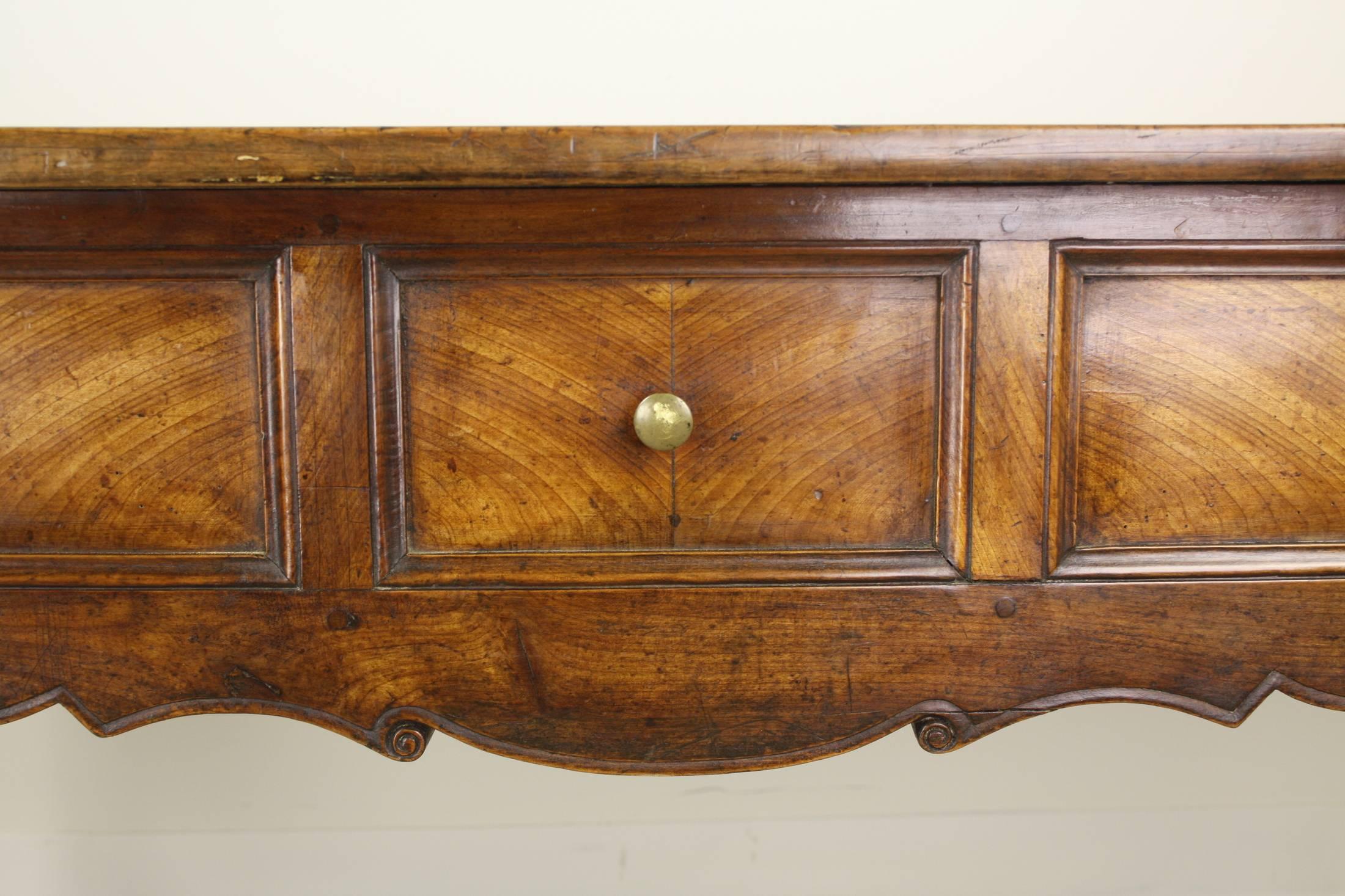 Schreibtisch aus Kirschbaumholz im Louis-XV-Stil (19. Jahrhundert) im Angebot