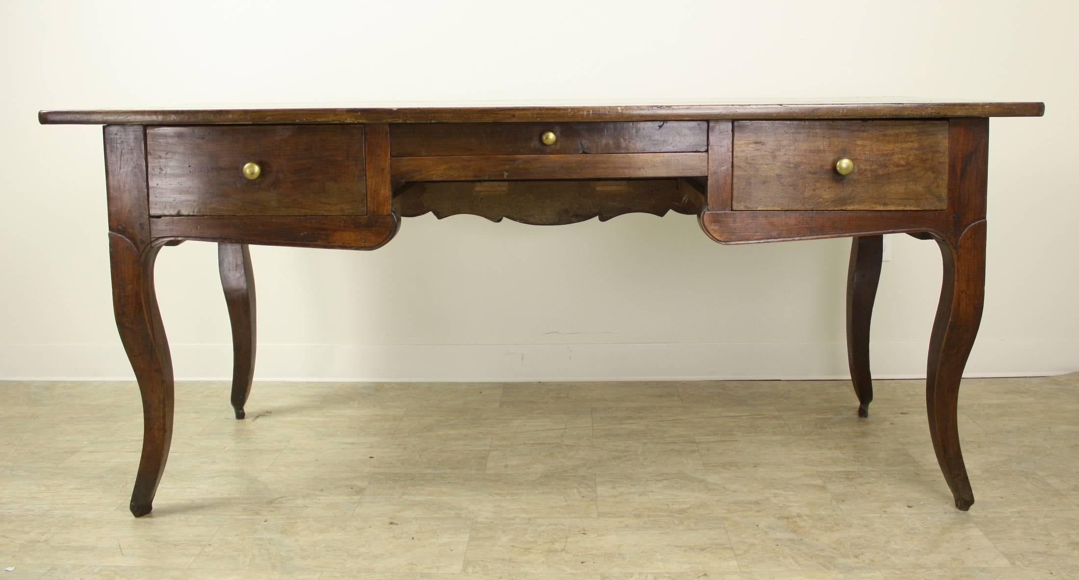 Schreibtisch aus Kirschbaumholz im Louis-XV-Stil im Zustand „Gut“ im Angebot in Port Chester, NY